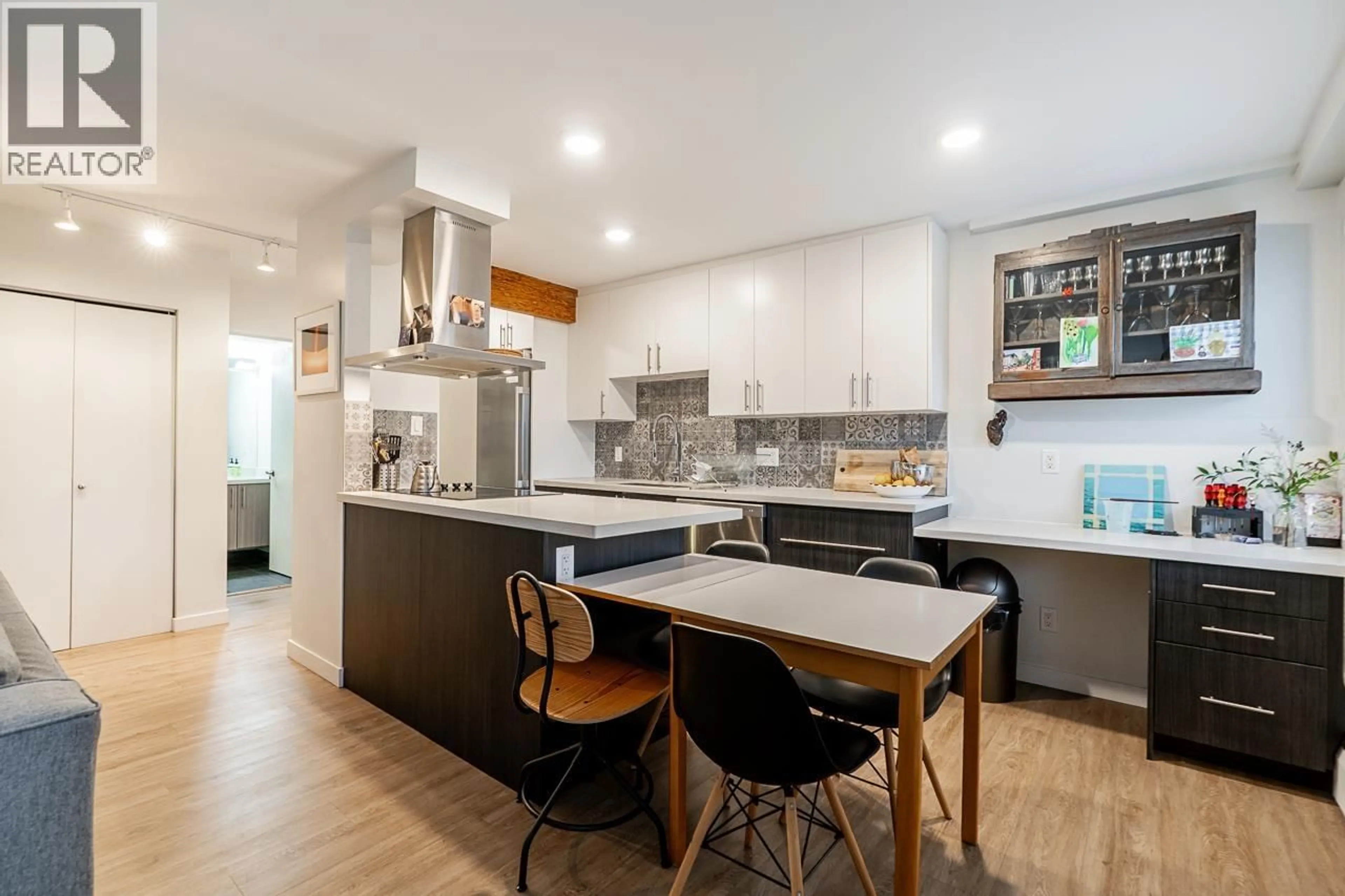 Open concept kitchen, unknown for 213 - 36 14TH AVENUE, Vancouver British Columbia V5T4C9