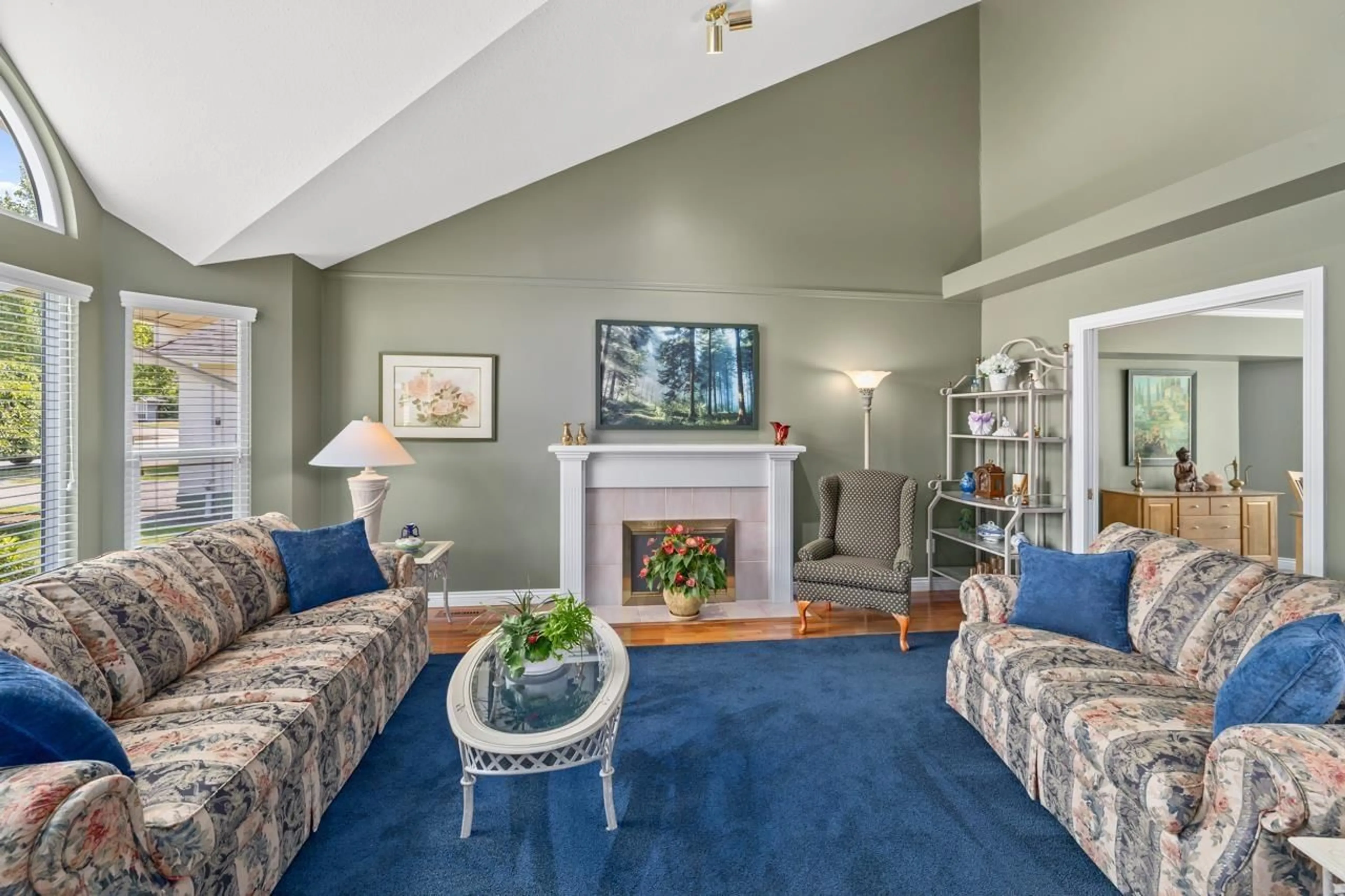 Living room with furniture, carpet floor for 4863 209 STREET, Langley British Columbia V3A8V4