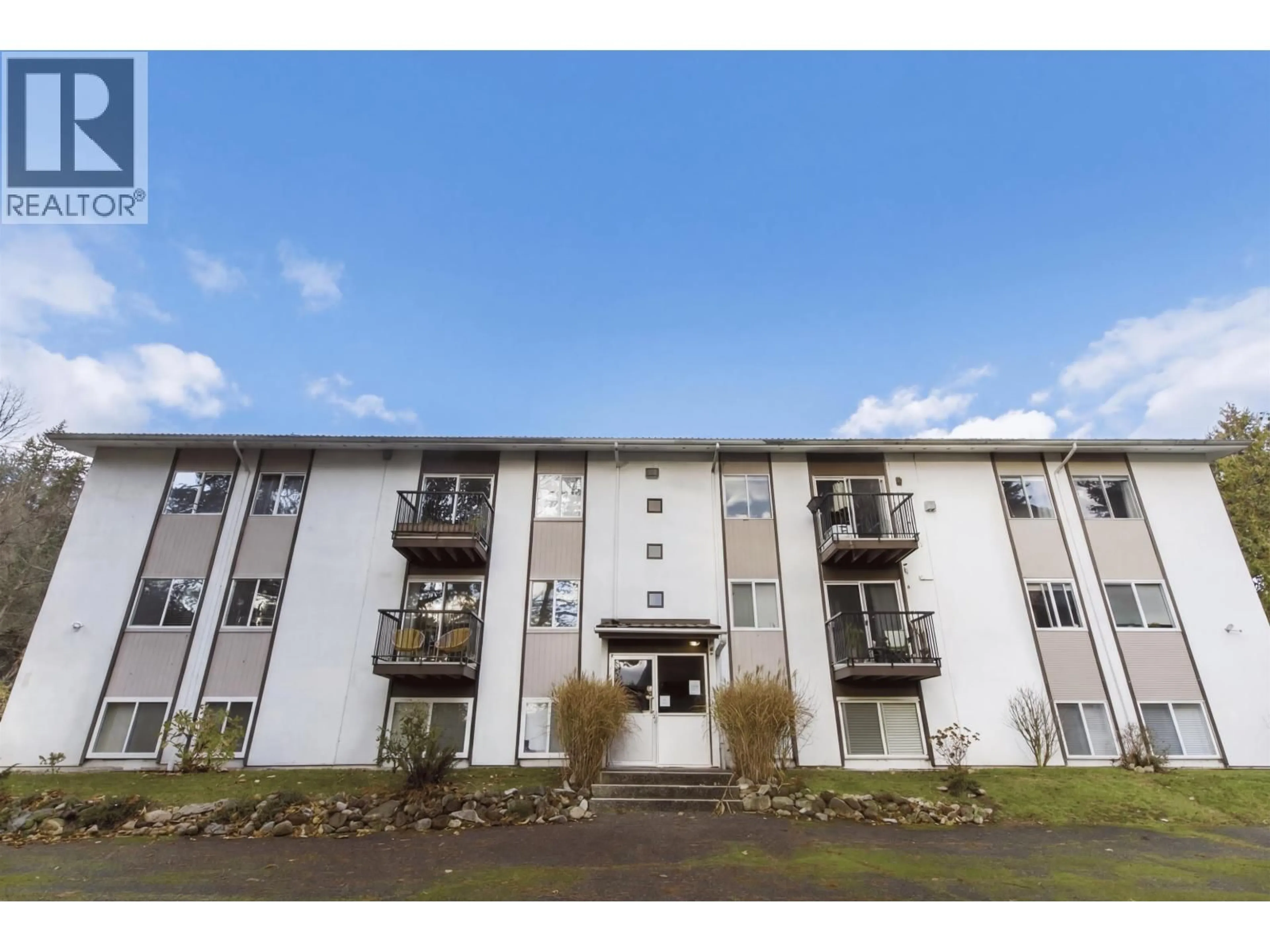 A pic from outside/outdoor area/front of a property/back of a property/a pic from drone, building for 54 - 38185 WESTWAY AVENUE, Squamish British Columbia V8B0Y4