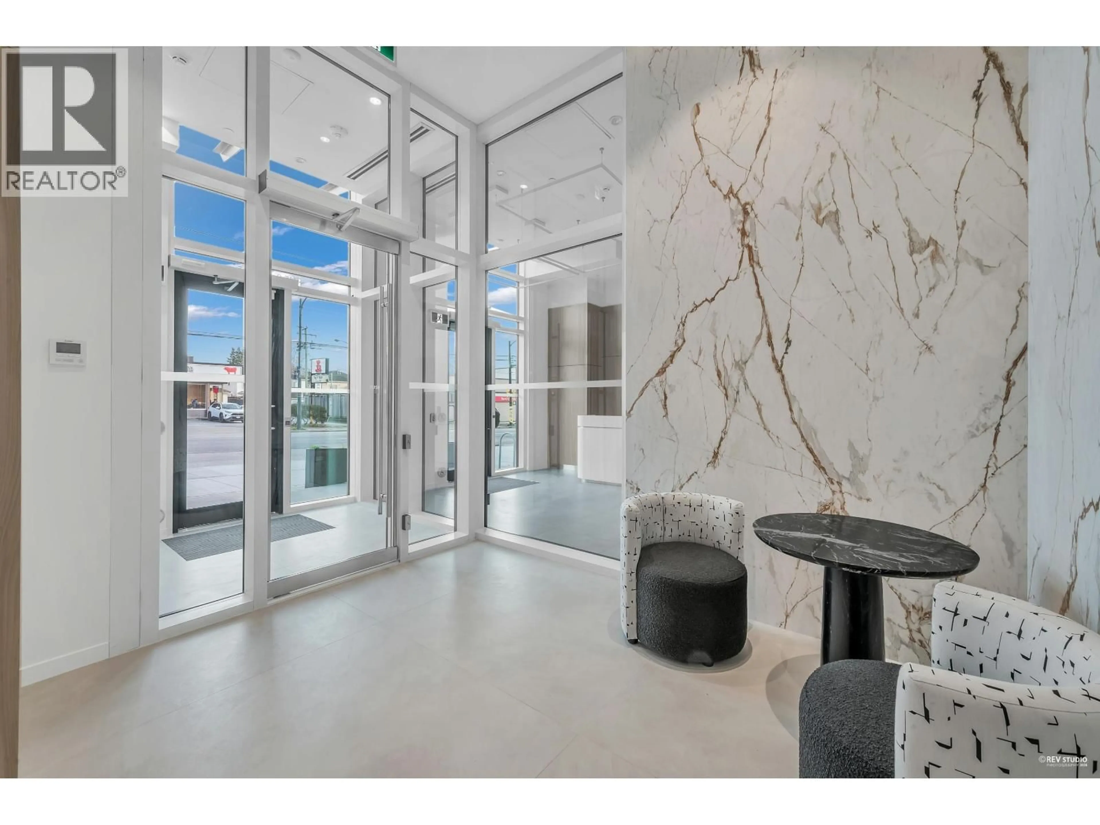 Indoor foyer for 305 - 8415 GRANVILLE STREET, Vancouver British Columbia V6P0M2