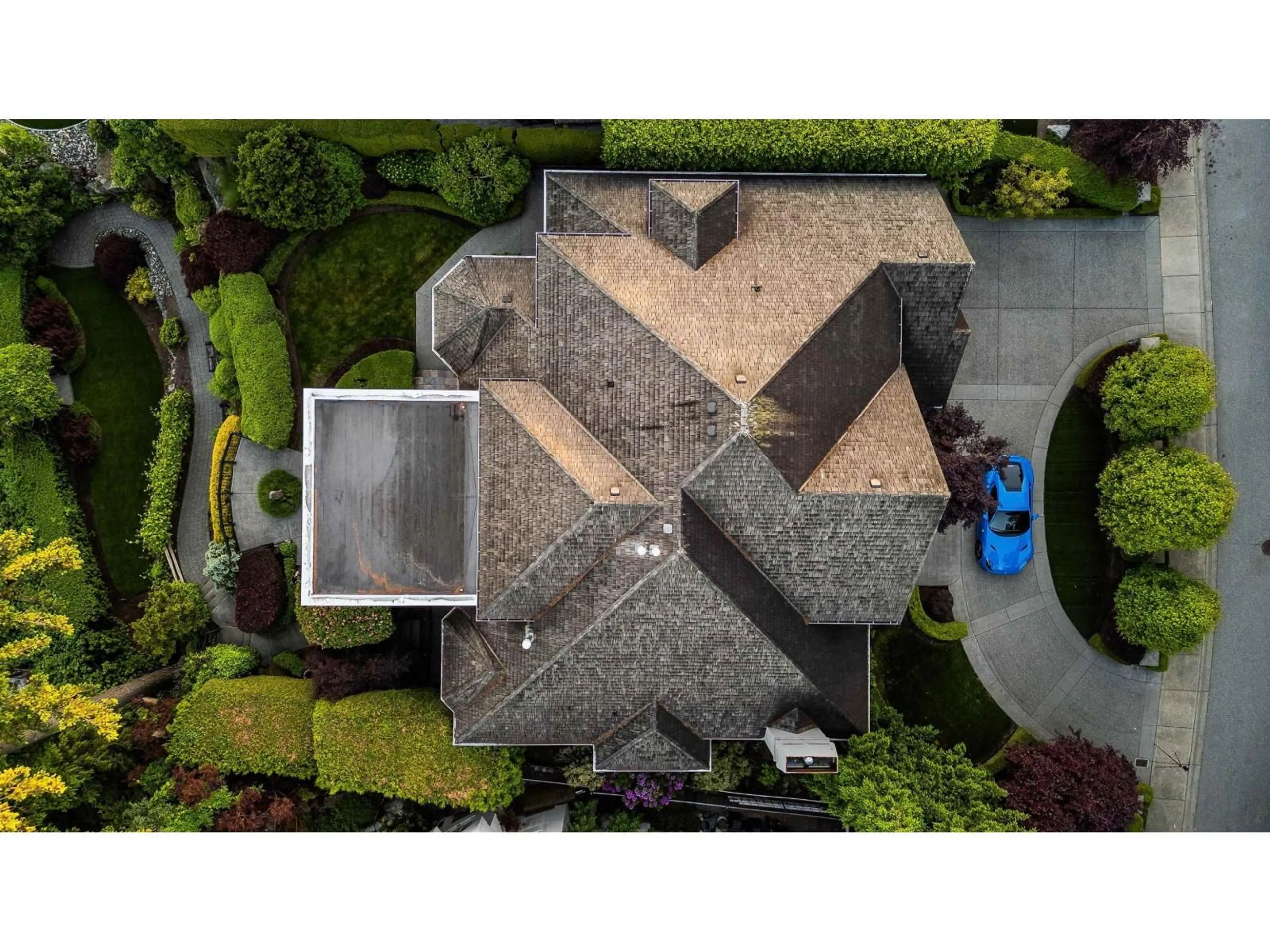 A pic from outside/outdoor area/front of a property/back of a property/a pic from drone, street for 35386 DONEAGLE PLACE, Abbotsford British Columbia V3G2X6