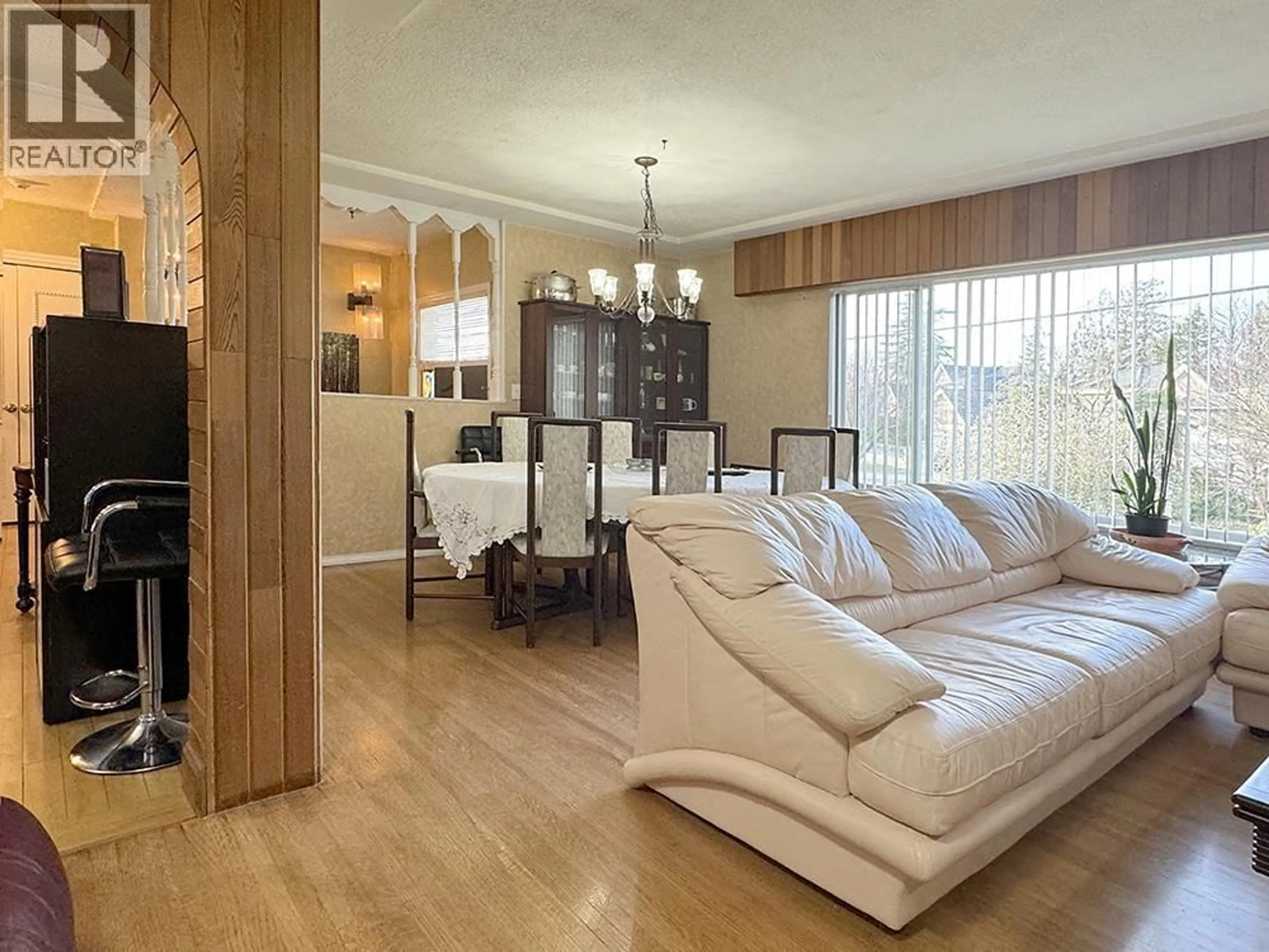 Living room with furniture, wood/laminate floor for 8140 LUCAS ROAD, Richmond British Columbia V6Y1G3