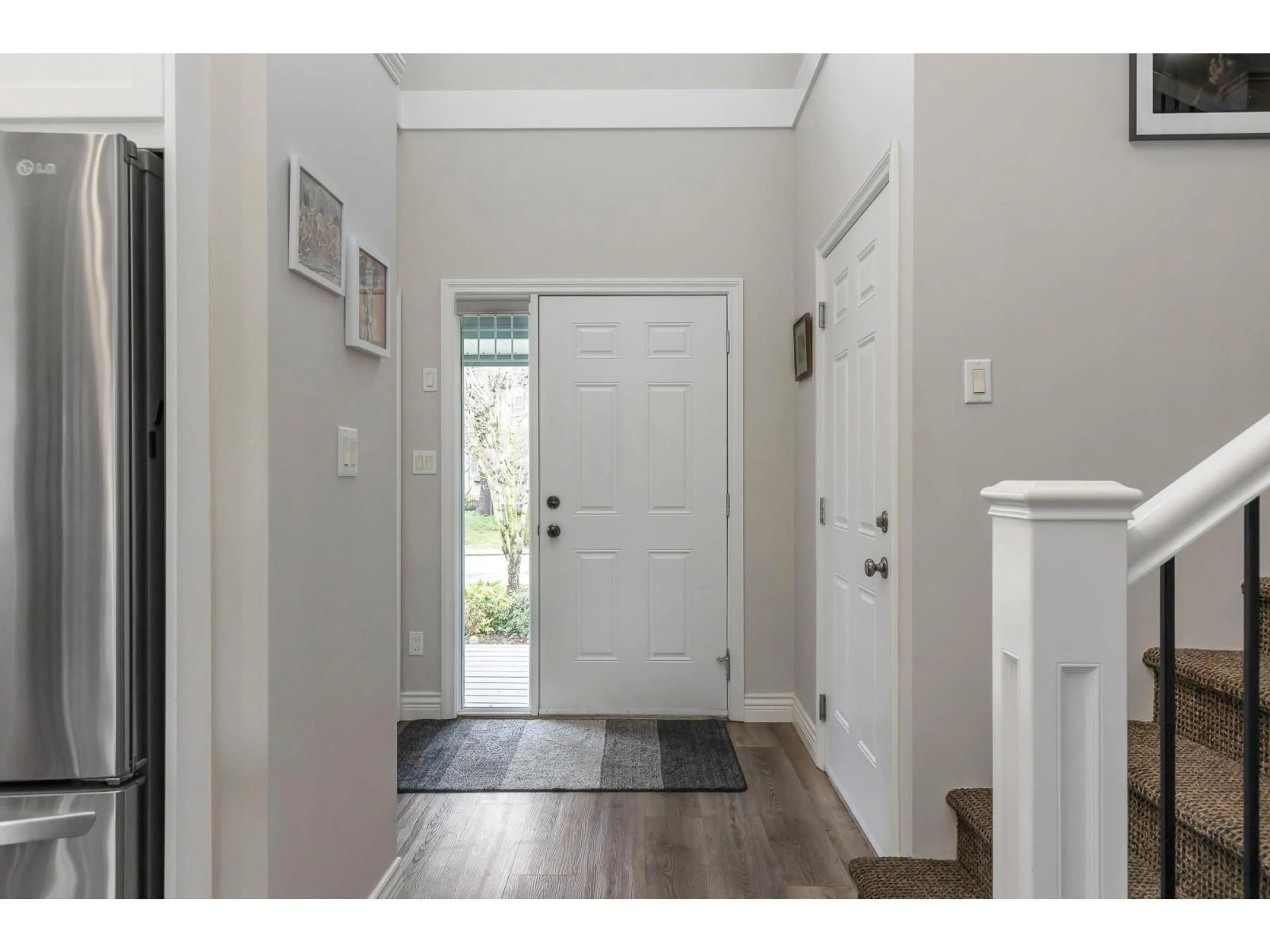 Indoor entryway for 2 - 45545 TAMIHI WAY, Chilliwack British Columbia V2R0G2