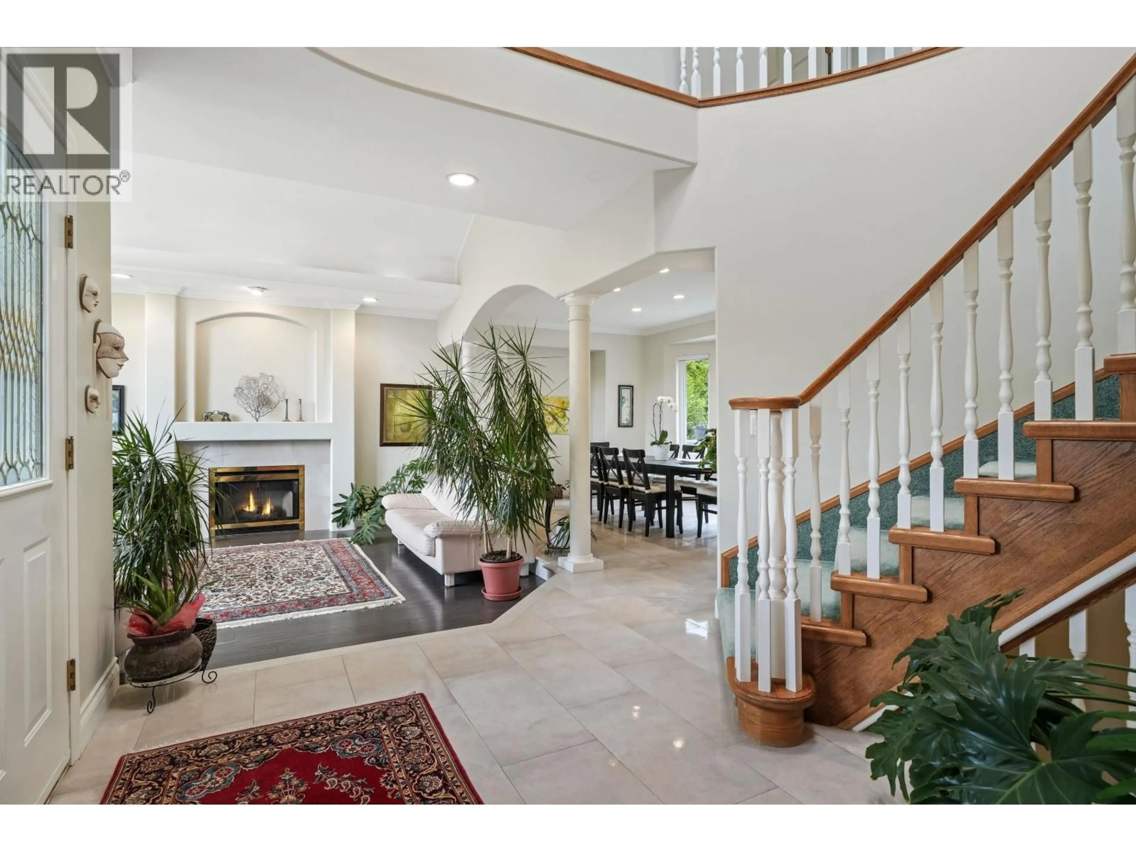 Indoor foyer for 220 FERN DRIVE, Anmore British Columbia V3H4W9