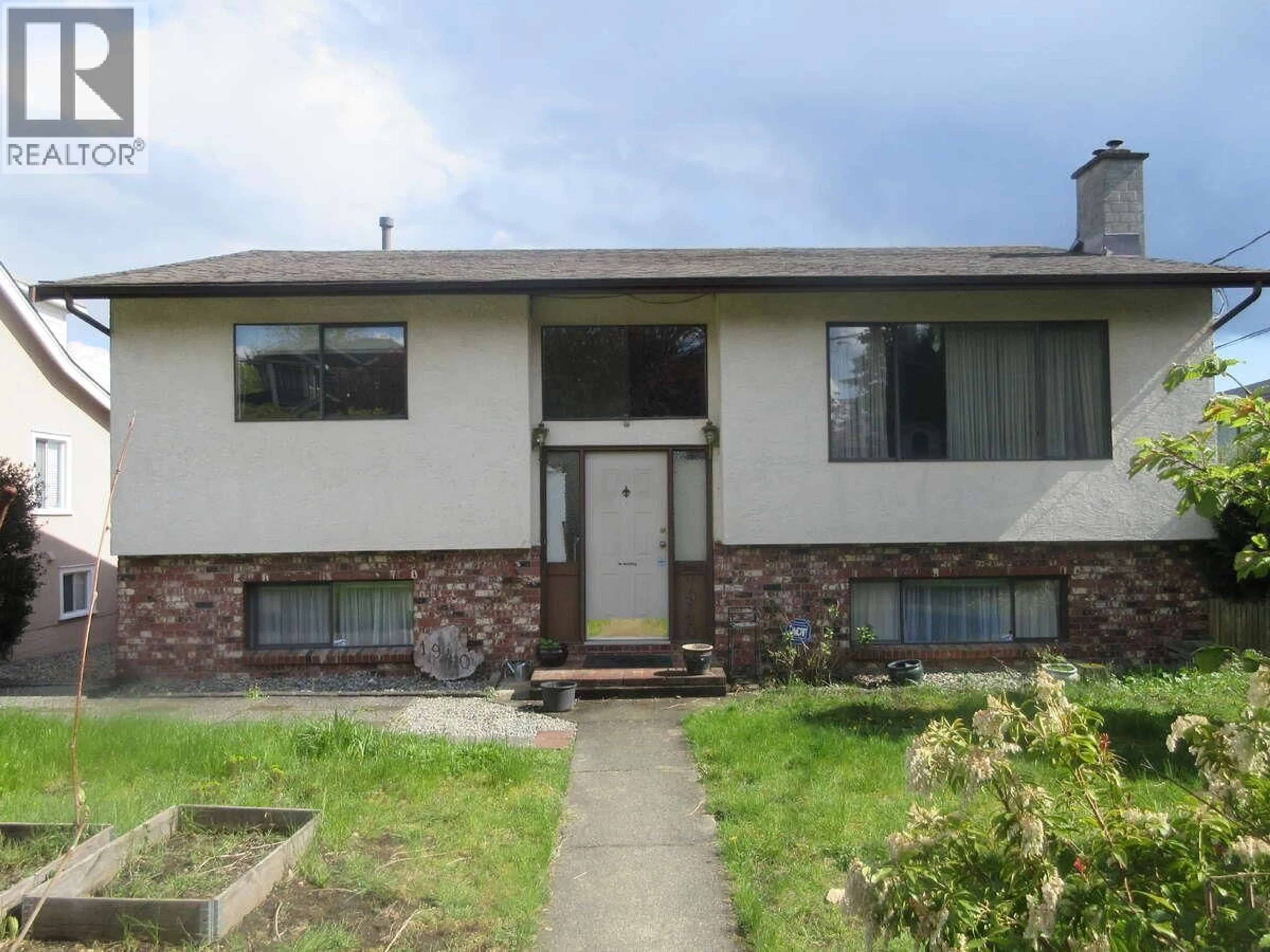 Home with vinyl exterior material, street for 1940 DUBLIN STREET, New Westminster British Columbia V3M3A5