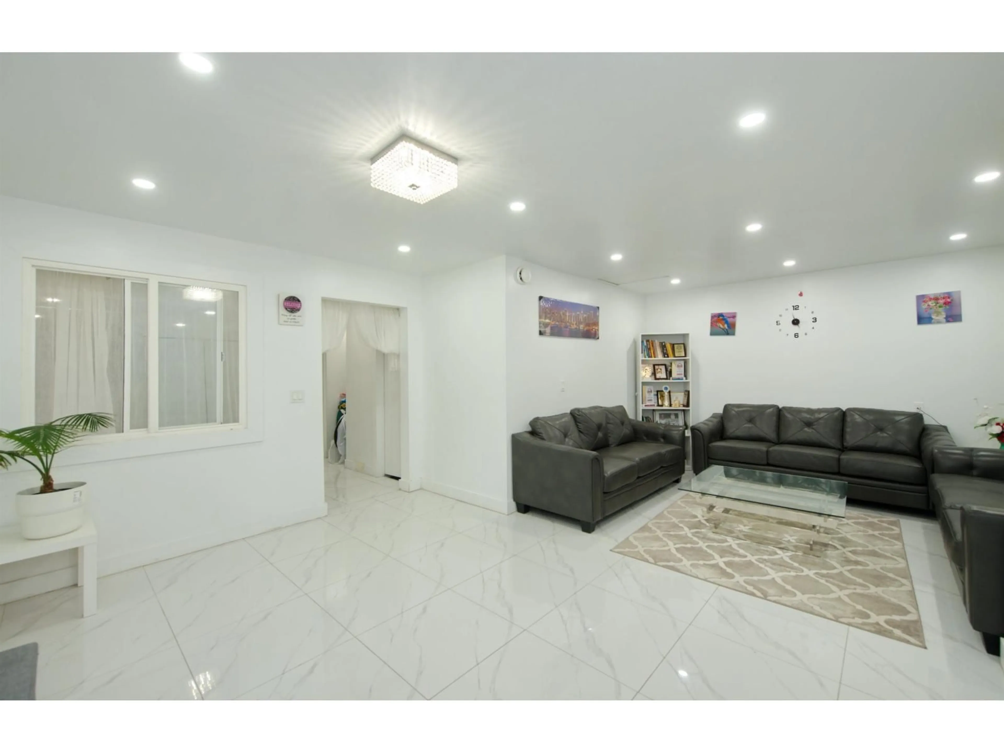 Lobby for 7681 125 STREET, Surrey British Columbia V3W7W2