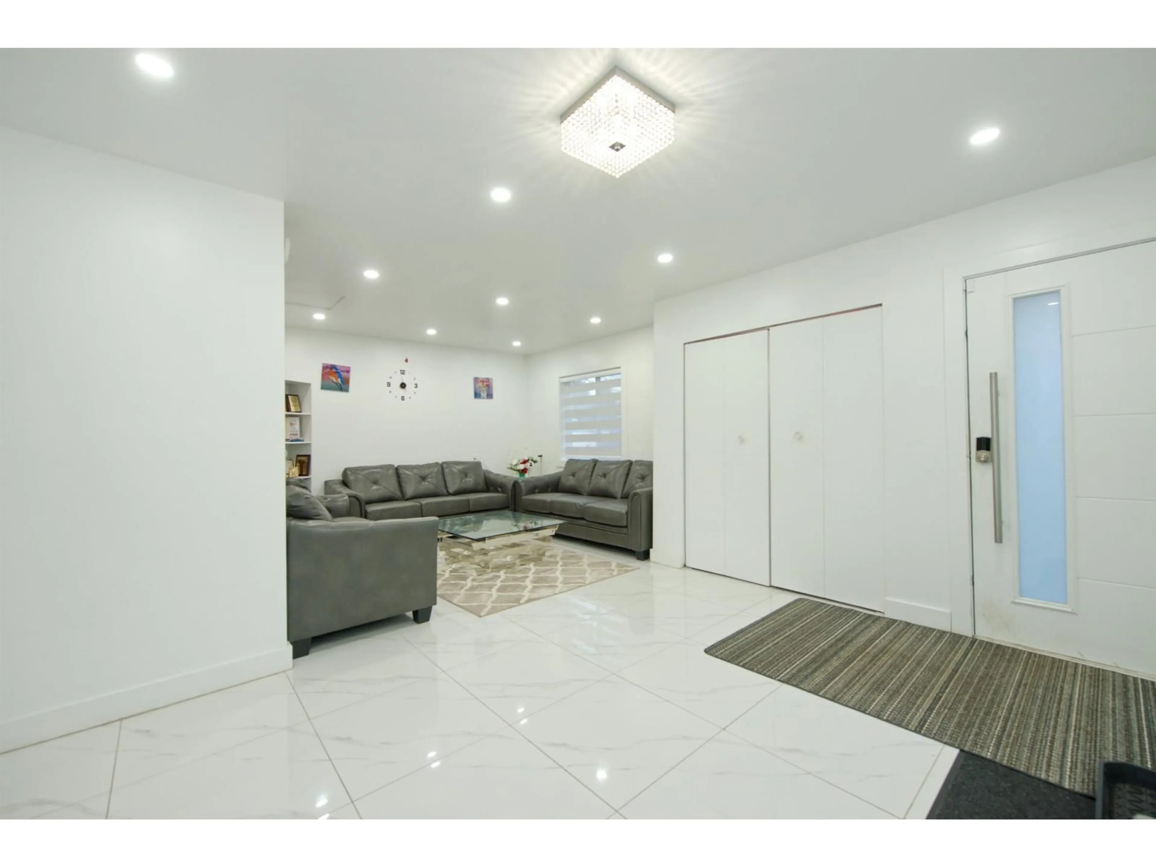 Indoor foyer for 7681 125 STREET, Surrey British Columbia V3W7W2