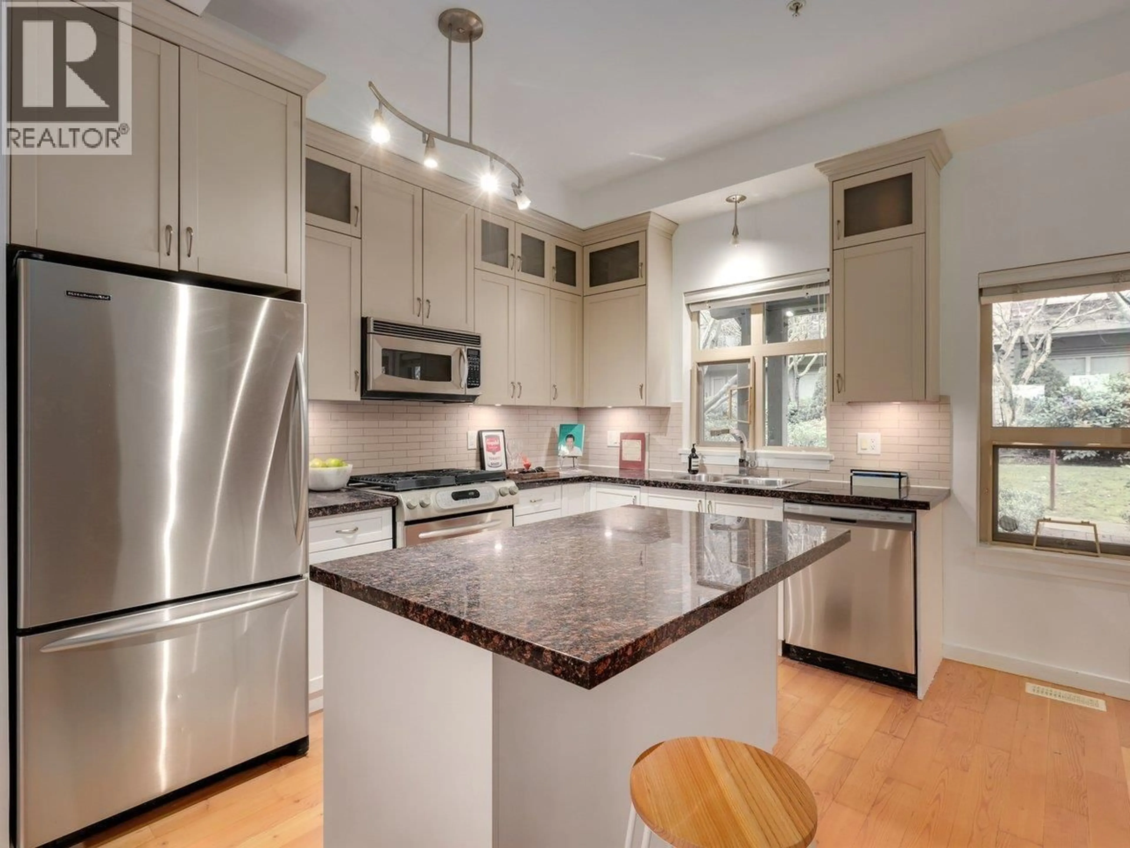 Open concept kitchen, unknown for 124 - 250 SALTER STREET, New Westminster British Columbia V3M0B7