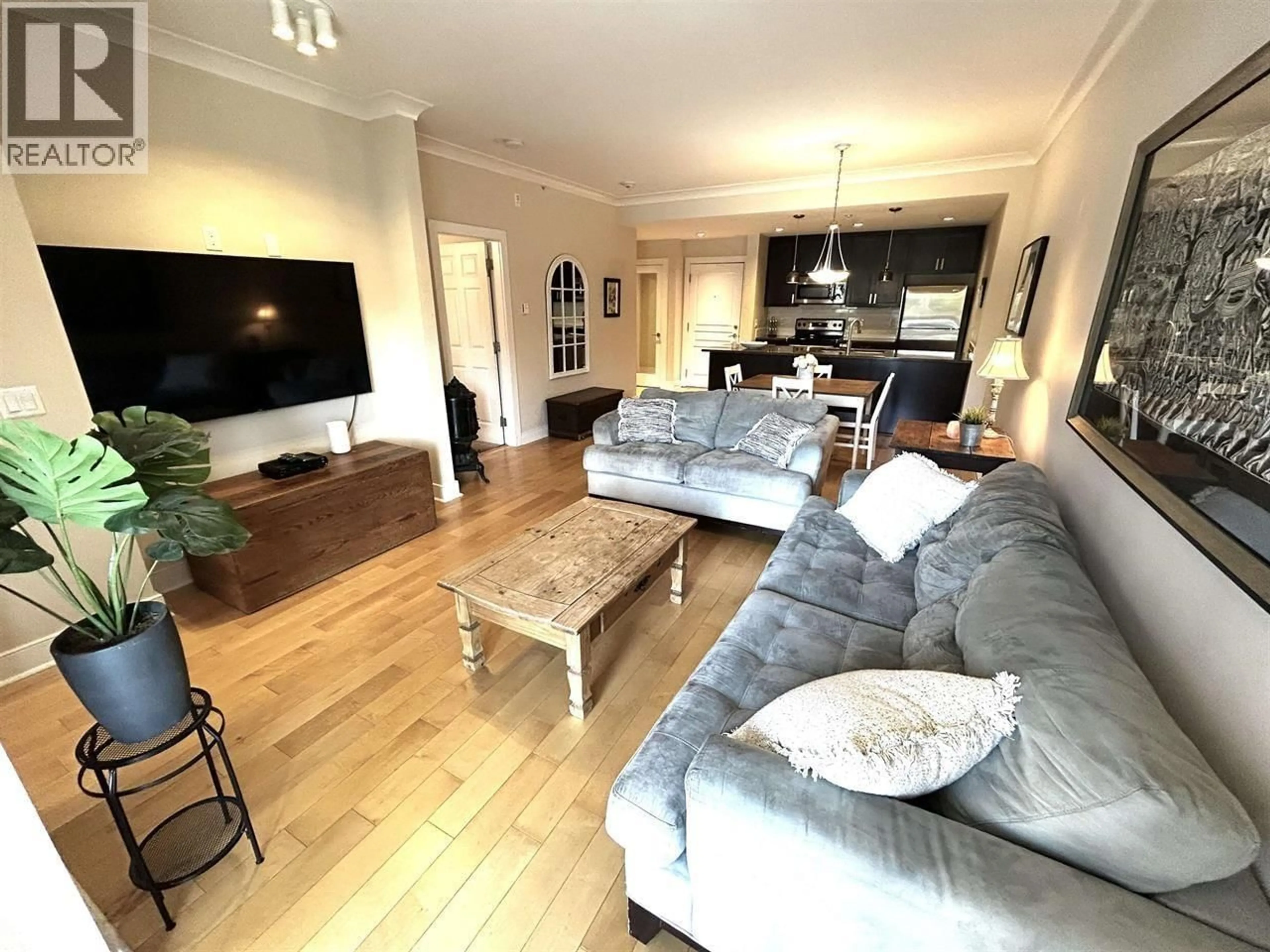Living room with furniture, wood/laminate floor for 405 - 5599 14B AVENUE, Delta British Columbia V4M0A3