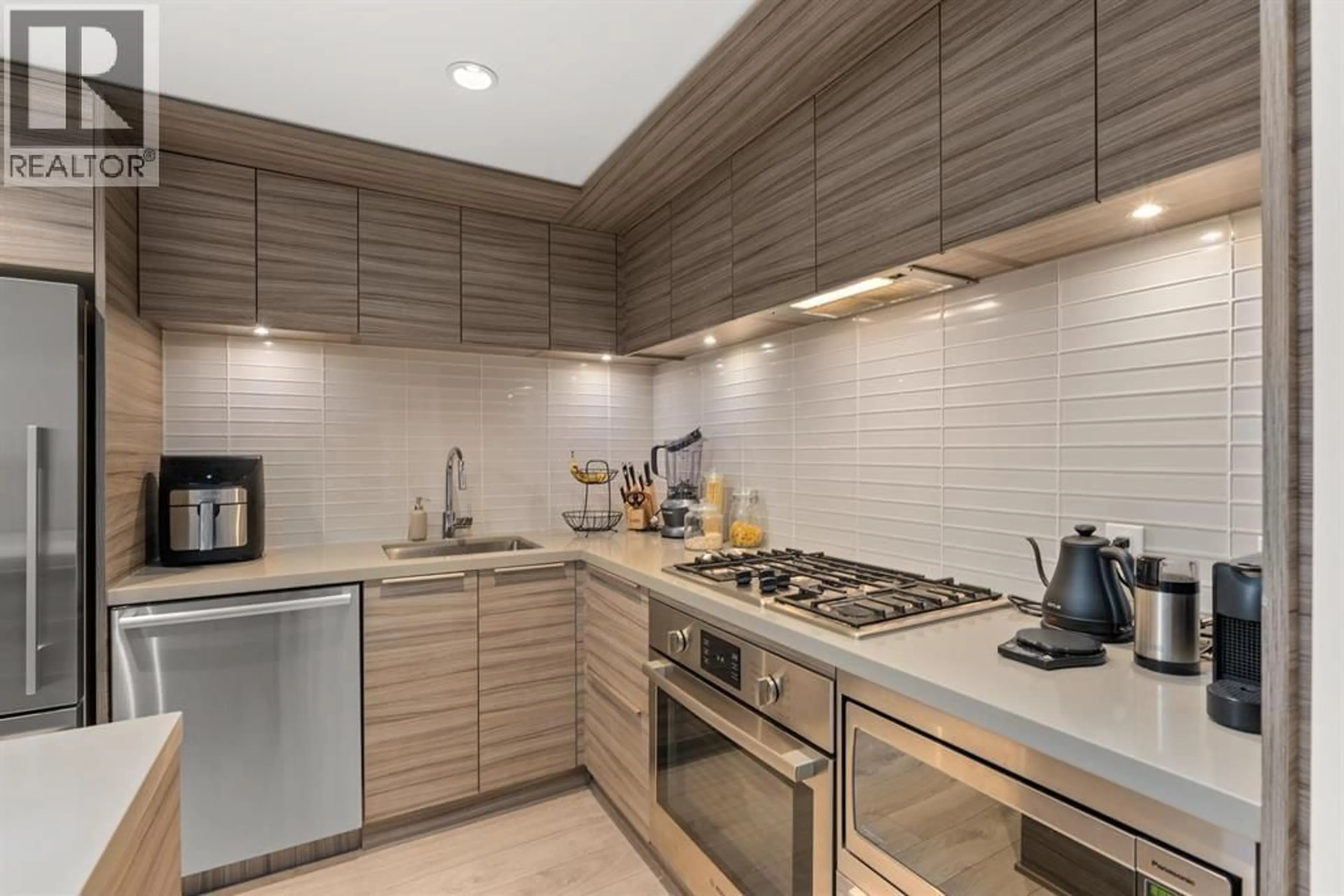 Contemporary kitchen, ceramic/tile floor for 1909 - 1550 FERN STREET, Vancouver British Columbia V7J0A9