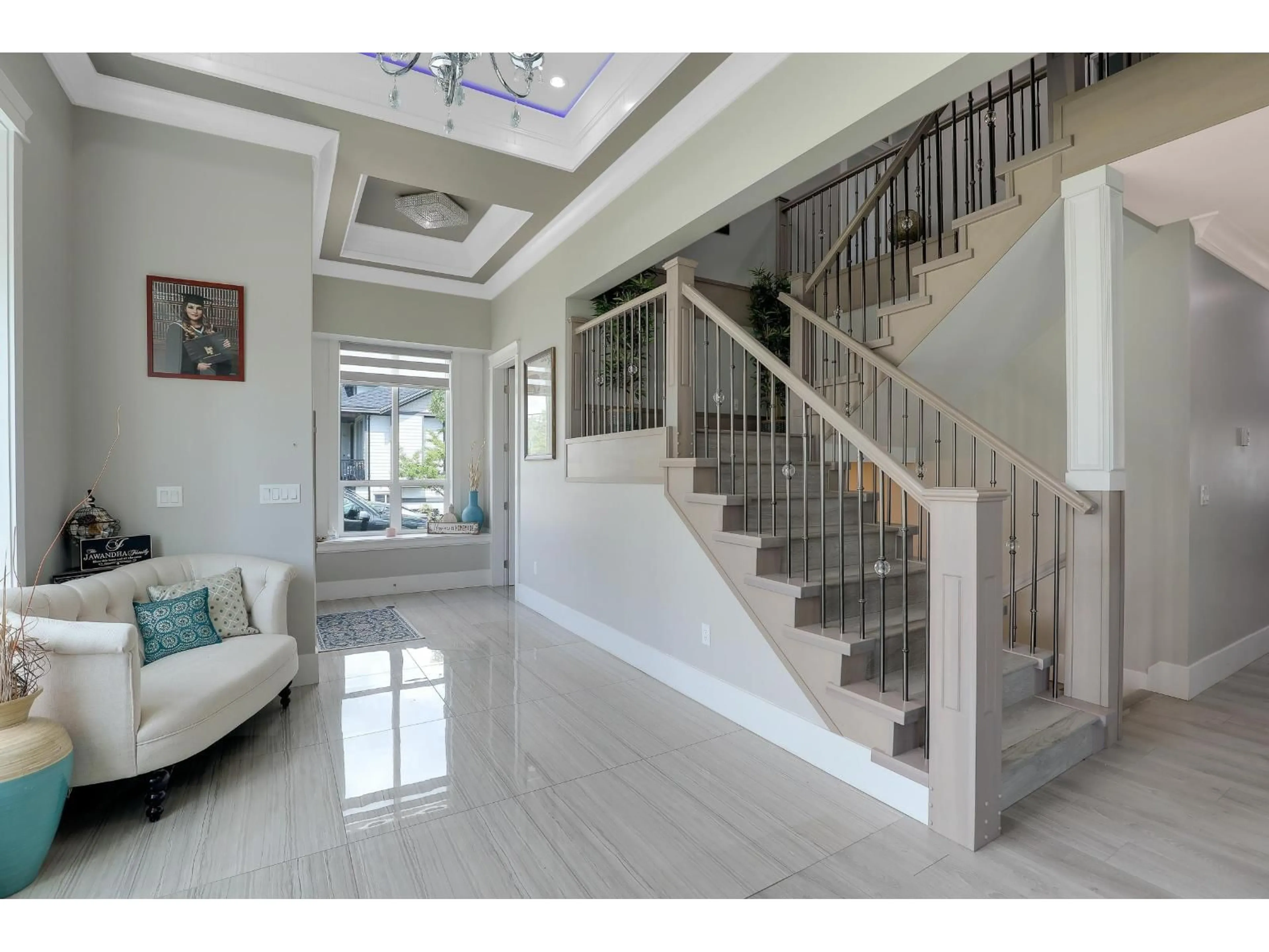 Indoor foyer for 5438 188 STREET, Surrey British Columbia V3S6R4