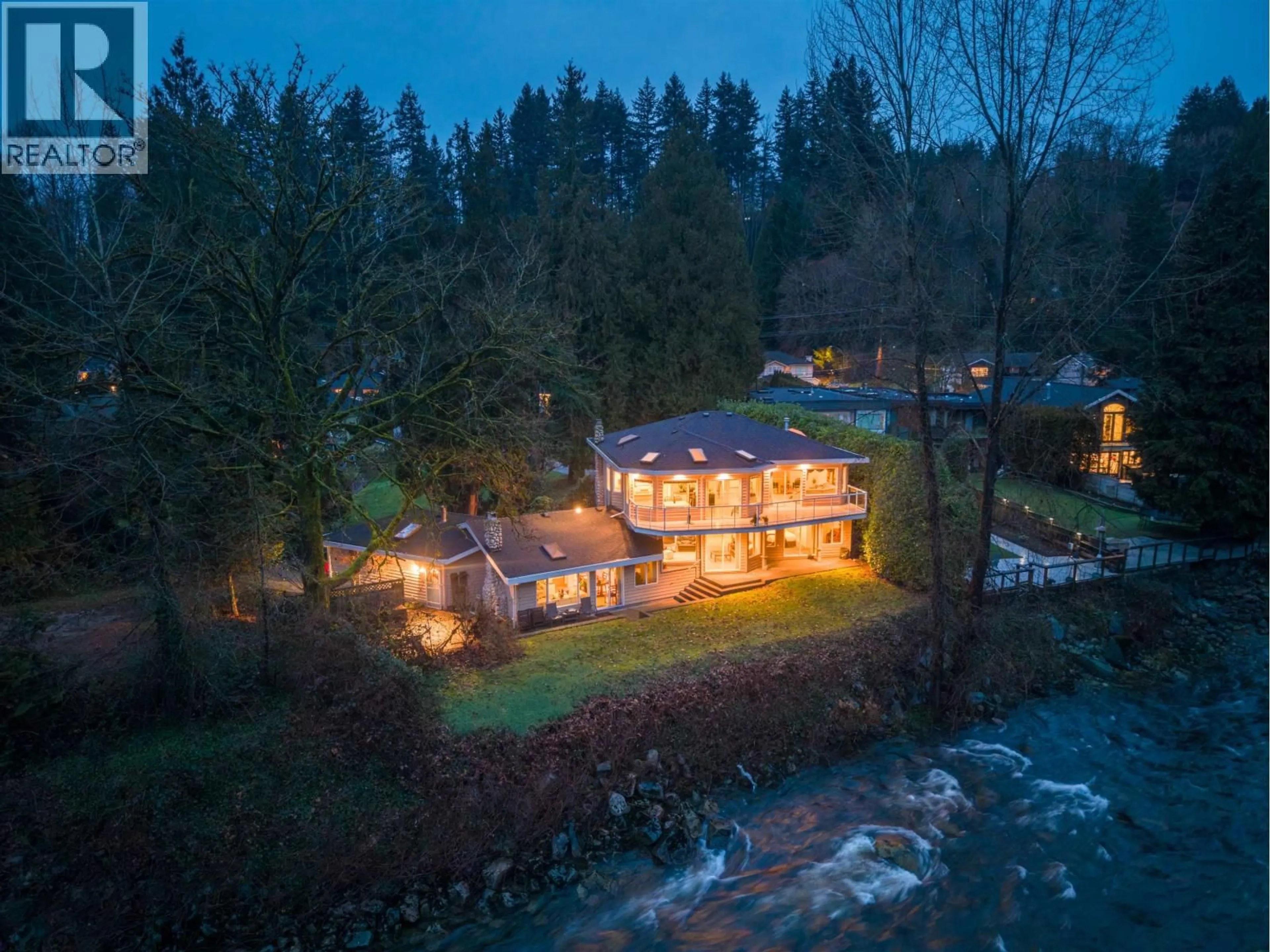 A pic from outside/outdoor area/front of a property/back of a property/a pic from drone, unknown for 682 SEYMOUR BOULEVARD, North Vancouver British Columbia V7J2J6