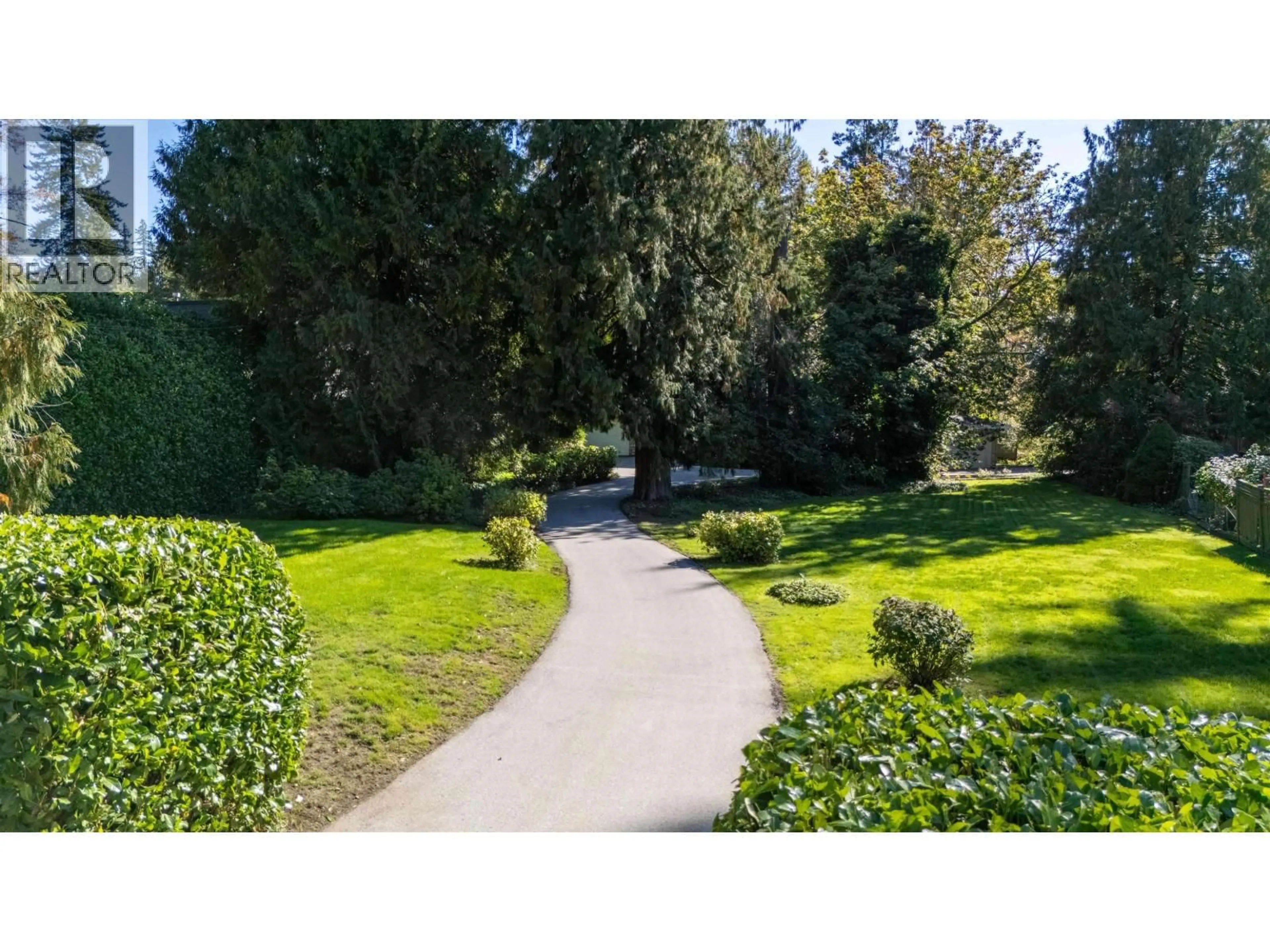 A pic from outside/outdoor area/front of a property/back of a property/a pic from drone, street for 682 SEYMOUR BOULEVARD, North Vancouver British Columbia V7J2J6