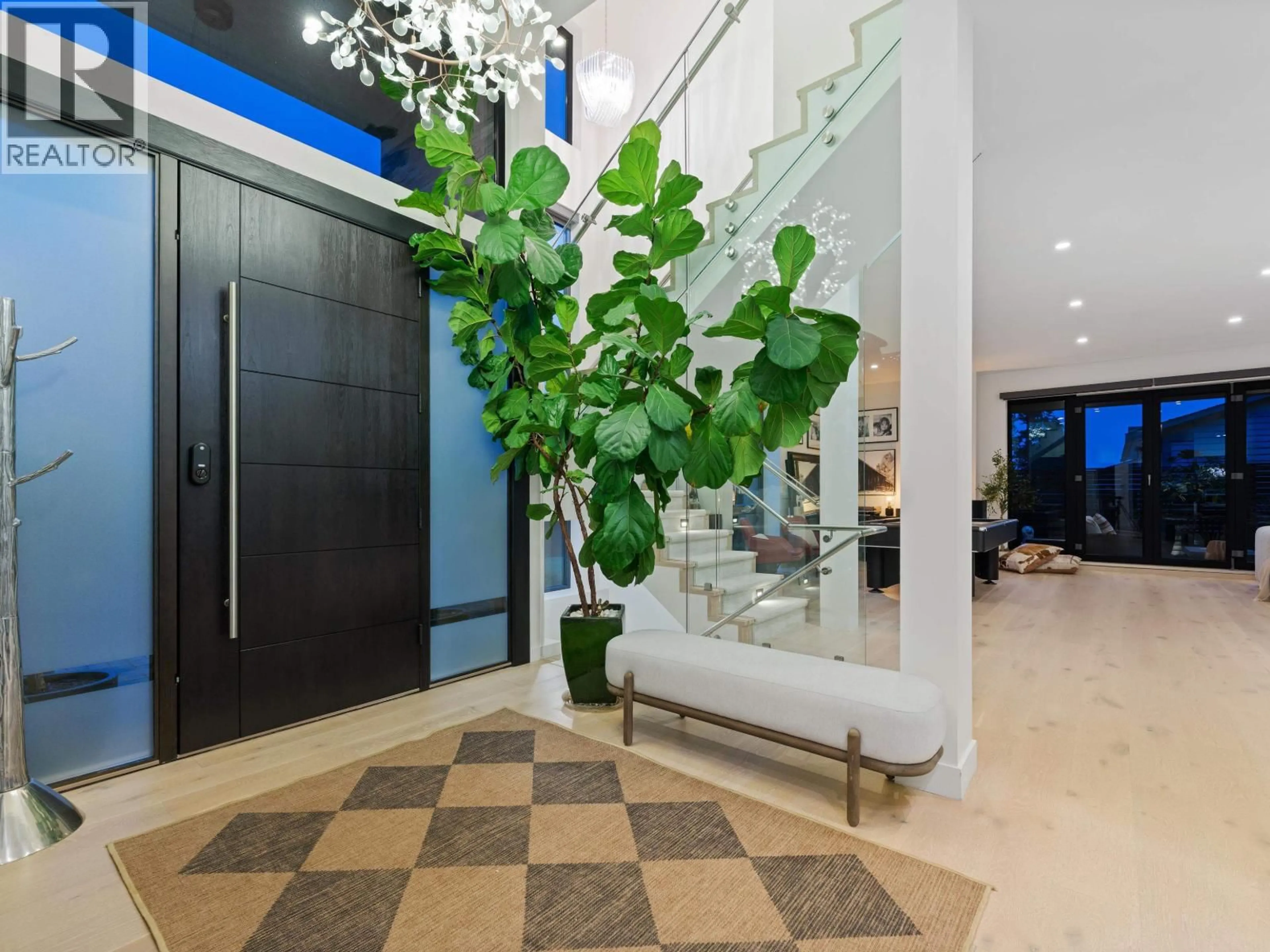 Indoor foyer for 1045 SINCLAIR STREET, West Vancouver British Columbia V7V3W1