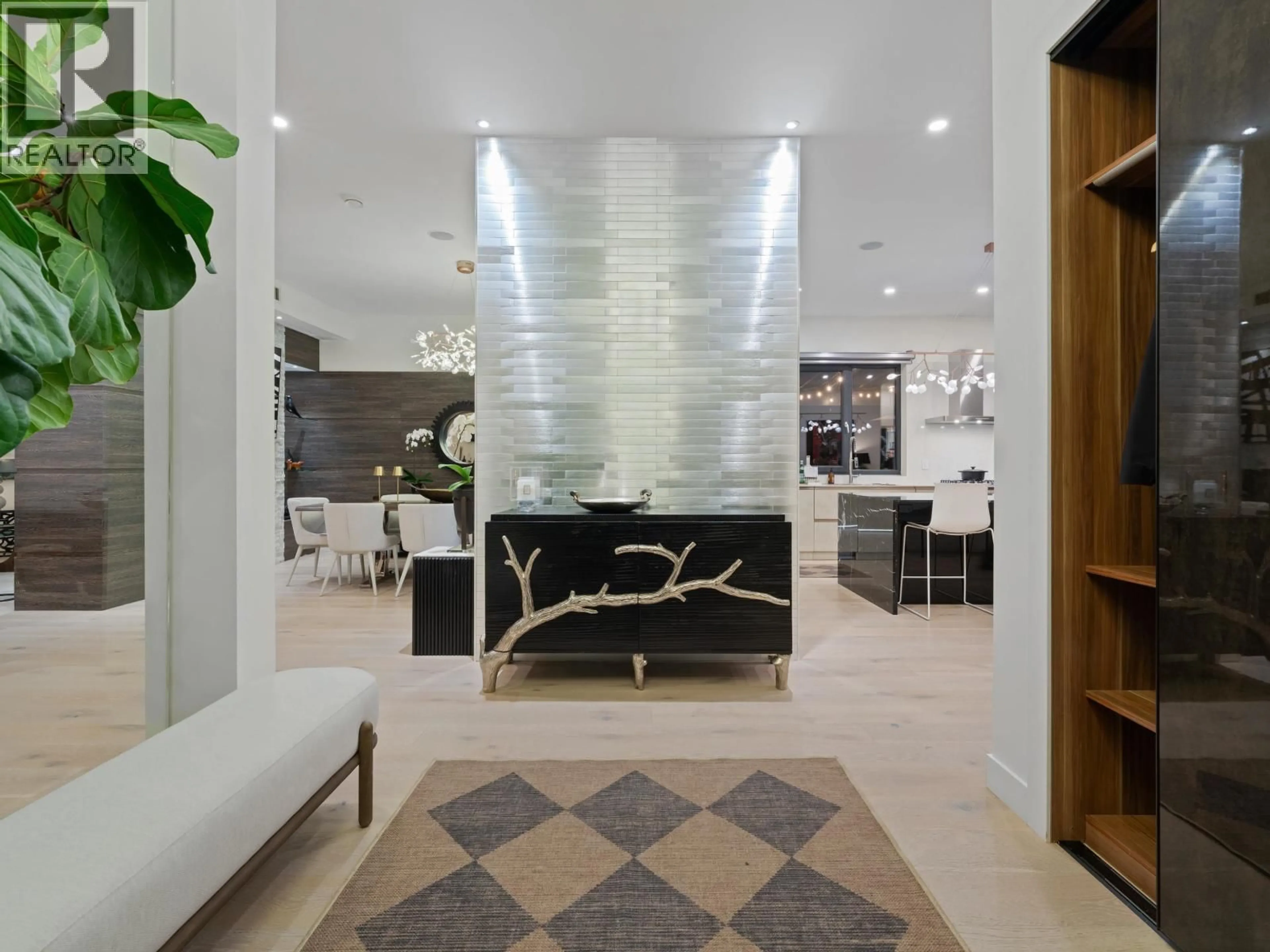 Lobby for 1045 SINCLAIR STREET, West Vancouver British Columbia V7V3W1