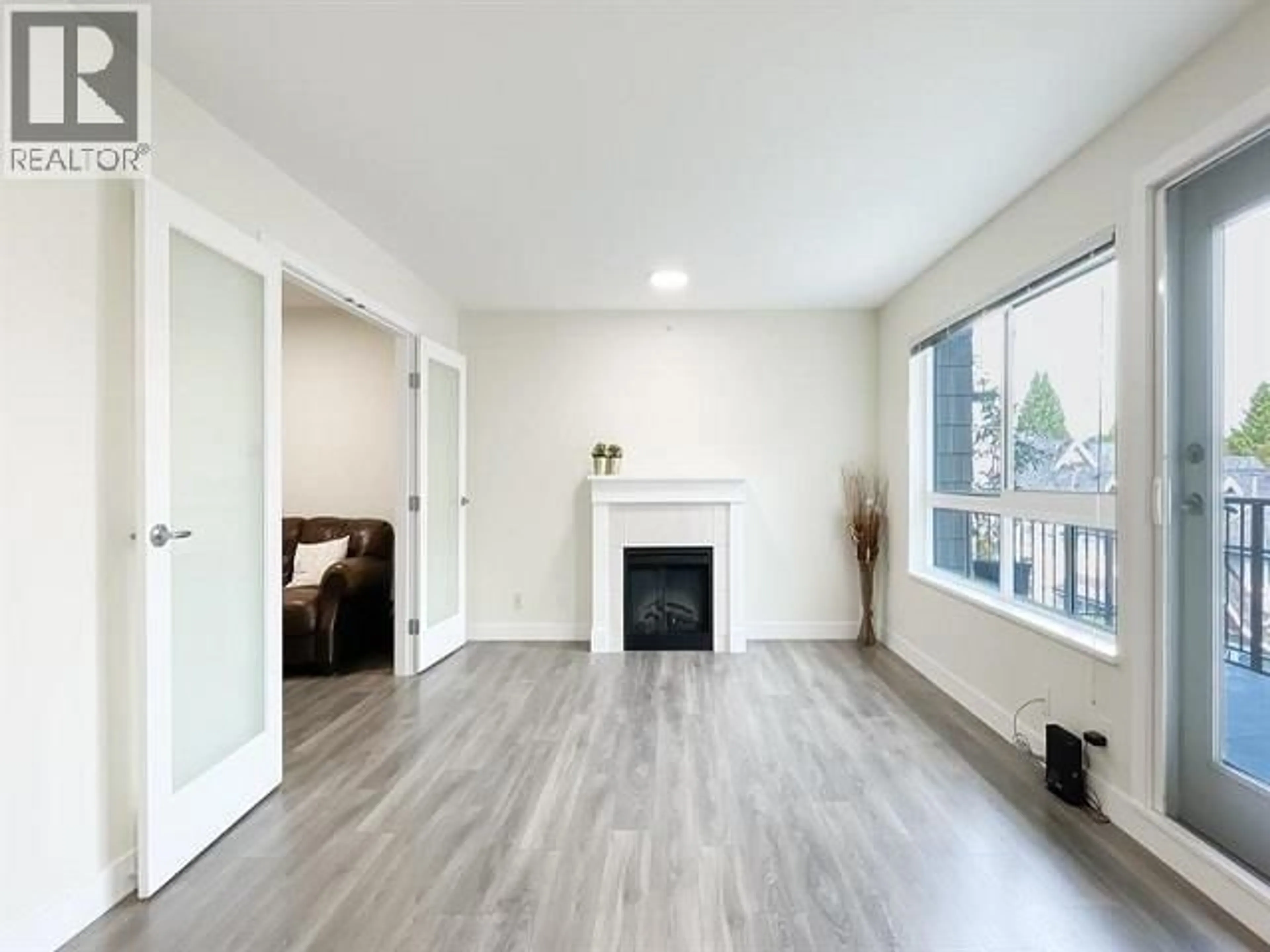 Unknown for 401 - 7088 MONT ROYAL SQUARE, Vancouver British Columbia V5S4X7