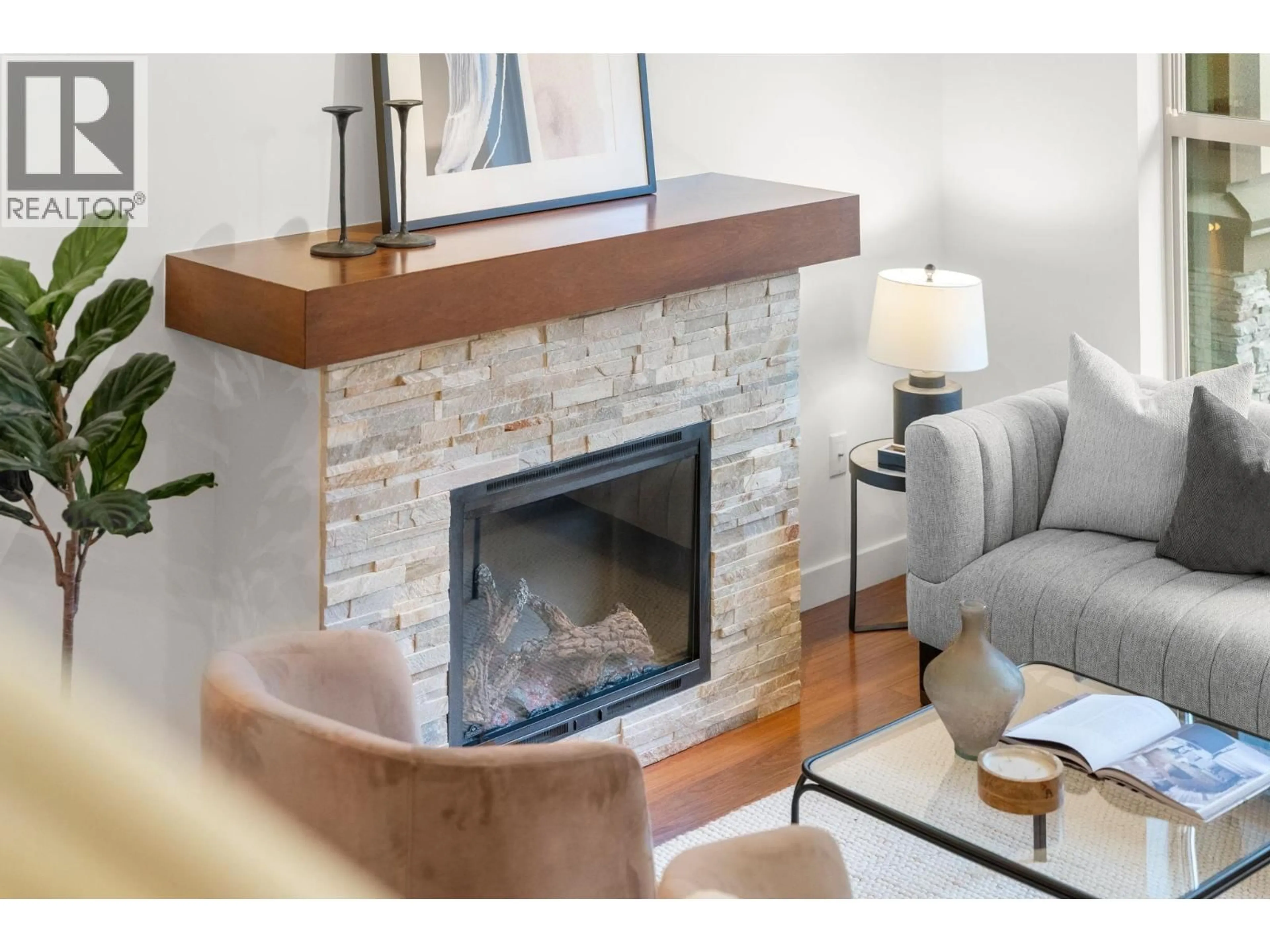 Living room with furniture, unknown for 4 - 307 15TH STREET, North Vancouver British Columbia V7L2R6