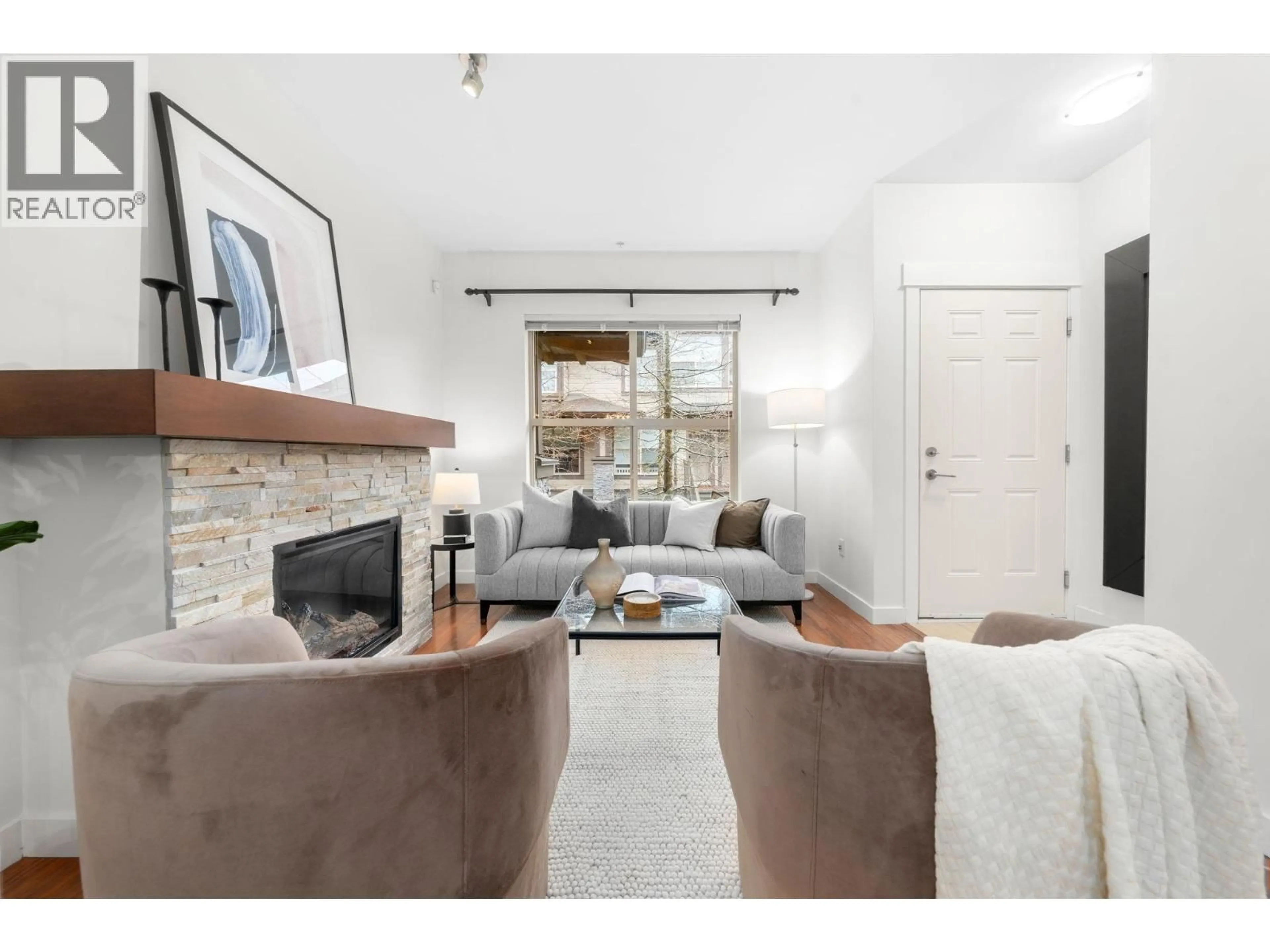 Living room with furniture, unknown for 4 - 307 15TH STREET, North Vancouver British Columbia V7L2R6