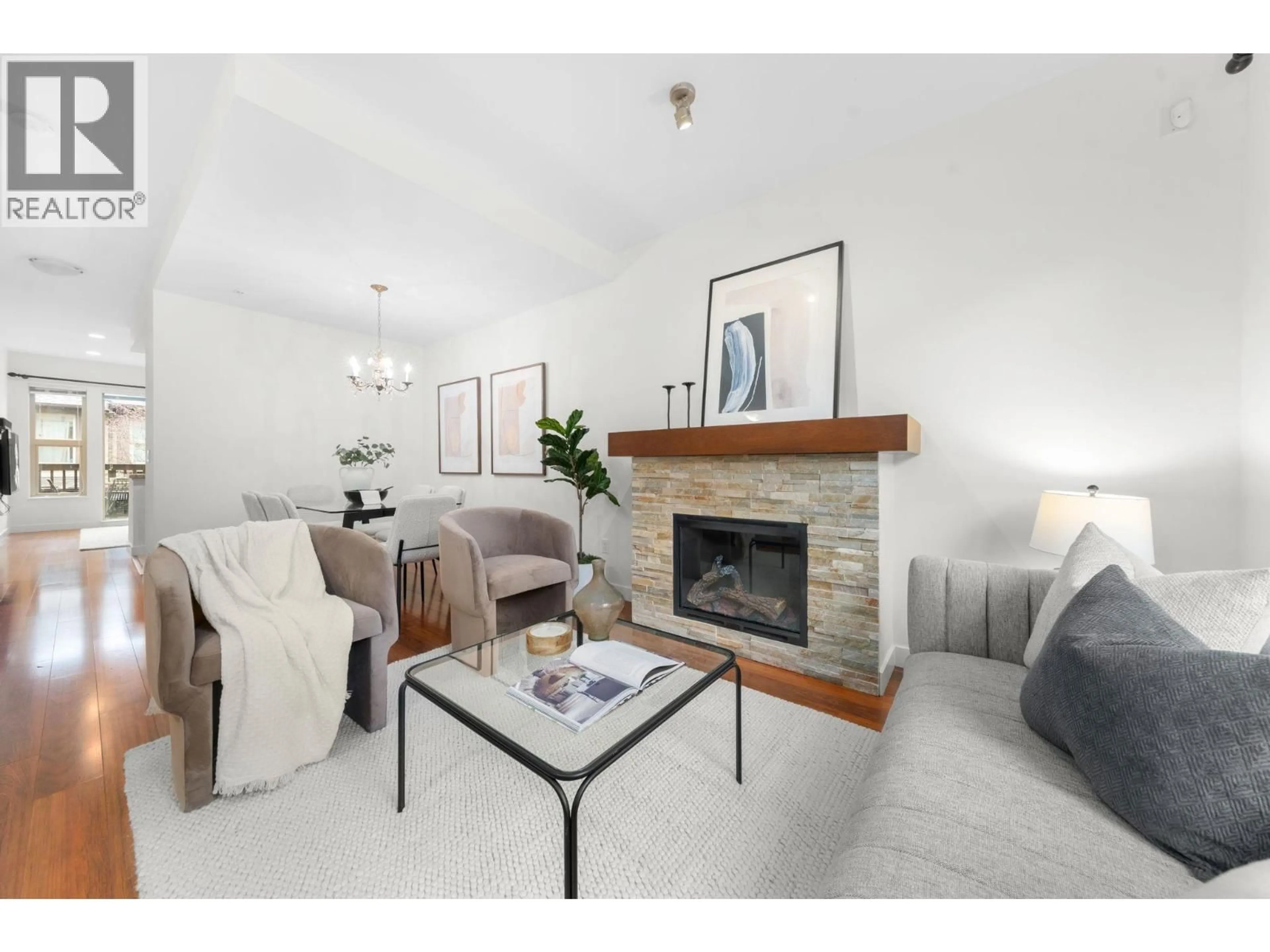 Living room with furniture, wood/laminate floor for 4 - 307 15TH STREET, North Vancouver British Columbia V7L2R6