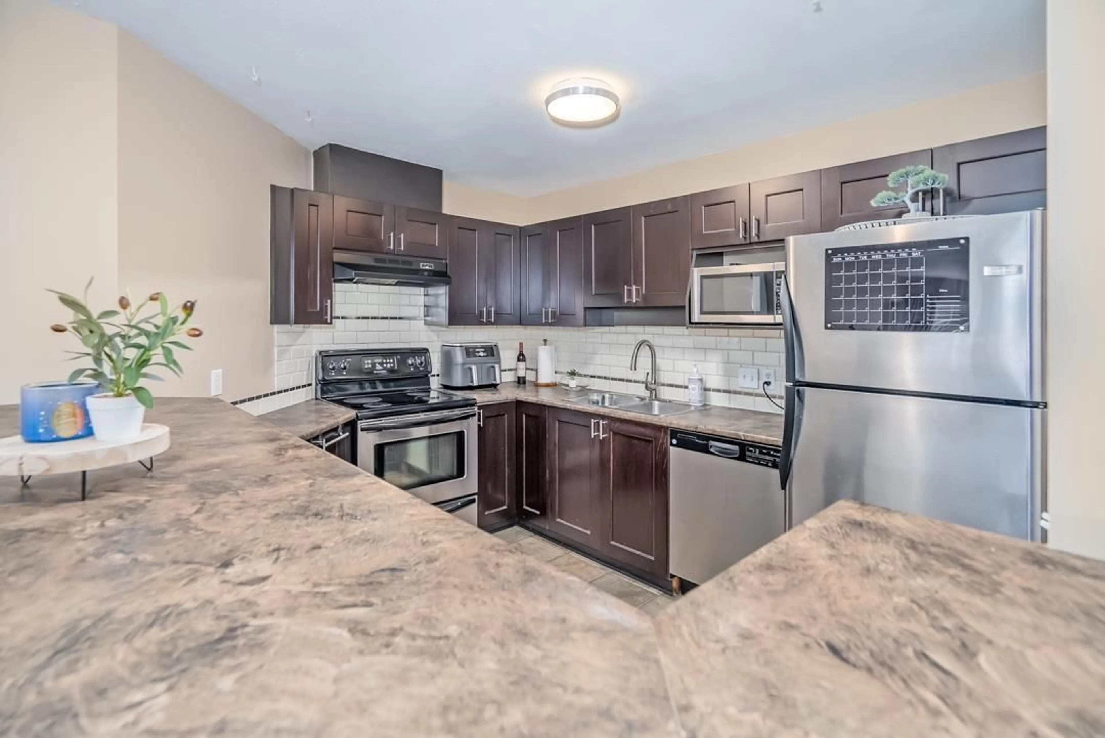 Open concept kitchen, ceramic/tile floor for 401 - 33738 KING ROAD, Abbotsford British Columbia V2S8J5