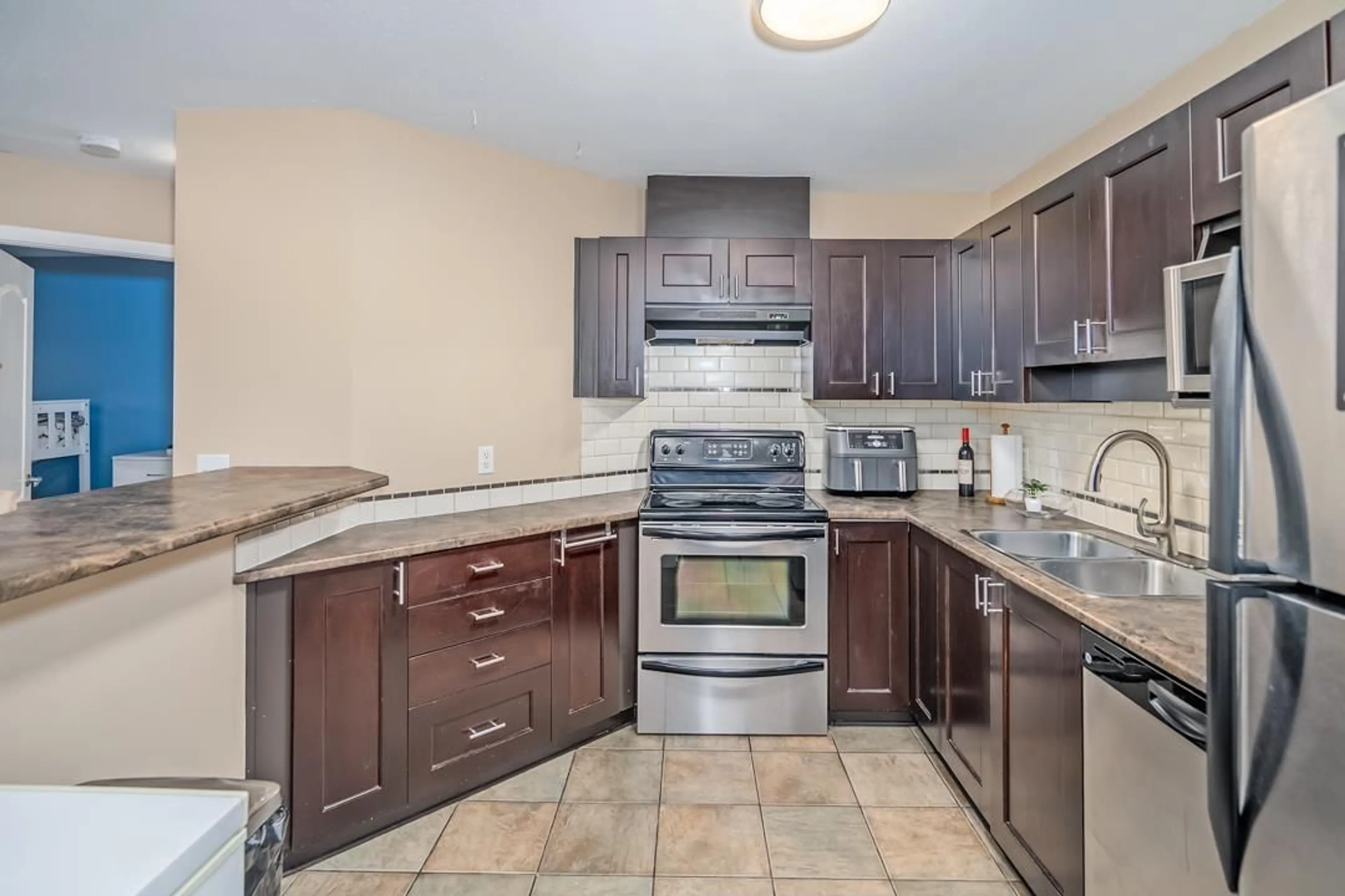 Standard kitchen, ceramic/tile floor for 401 - 33738 KING ROAD, Abbotsford British Columbia V2S8J5