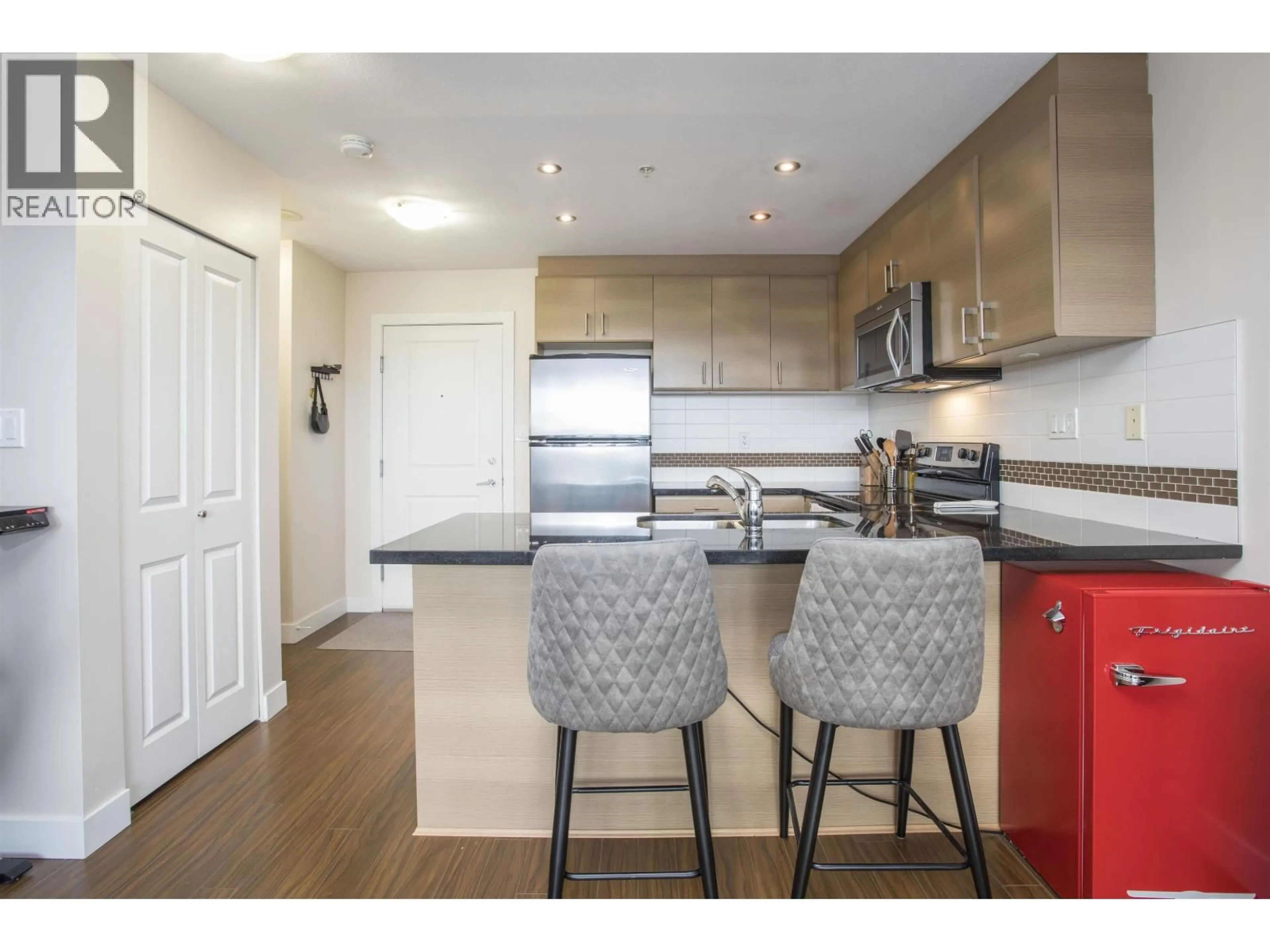 Open concept kitchen, wood/laminate floor for 402 - 12079 HARRIS ROAD, Pitt Meadows British Columbia V3Y0C7