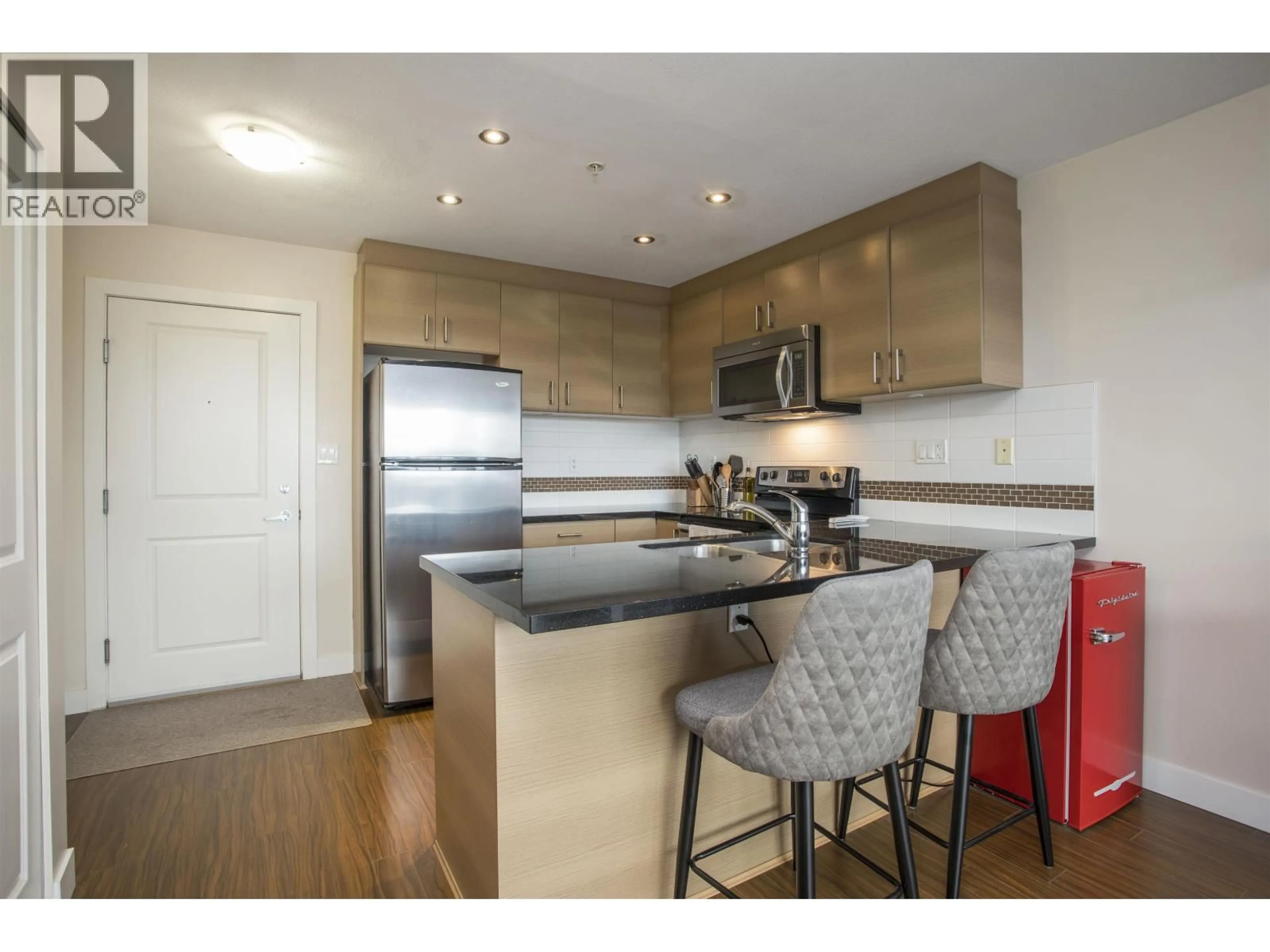 Open concept kitchen, wood/laminate floor for 402 - 12079 HARRIS ROAD, Pitt Meadows British Columbia V3Y0C7