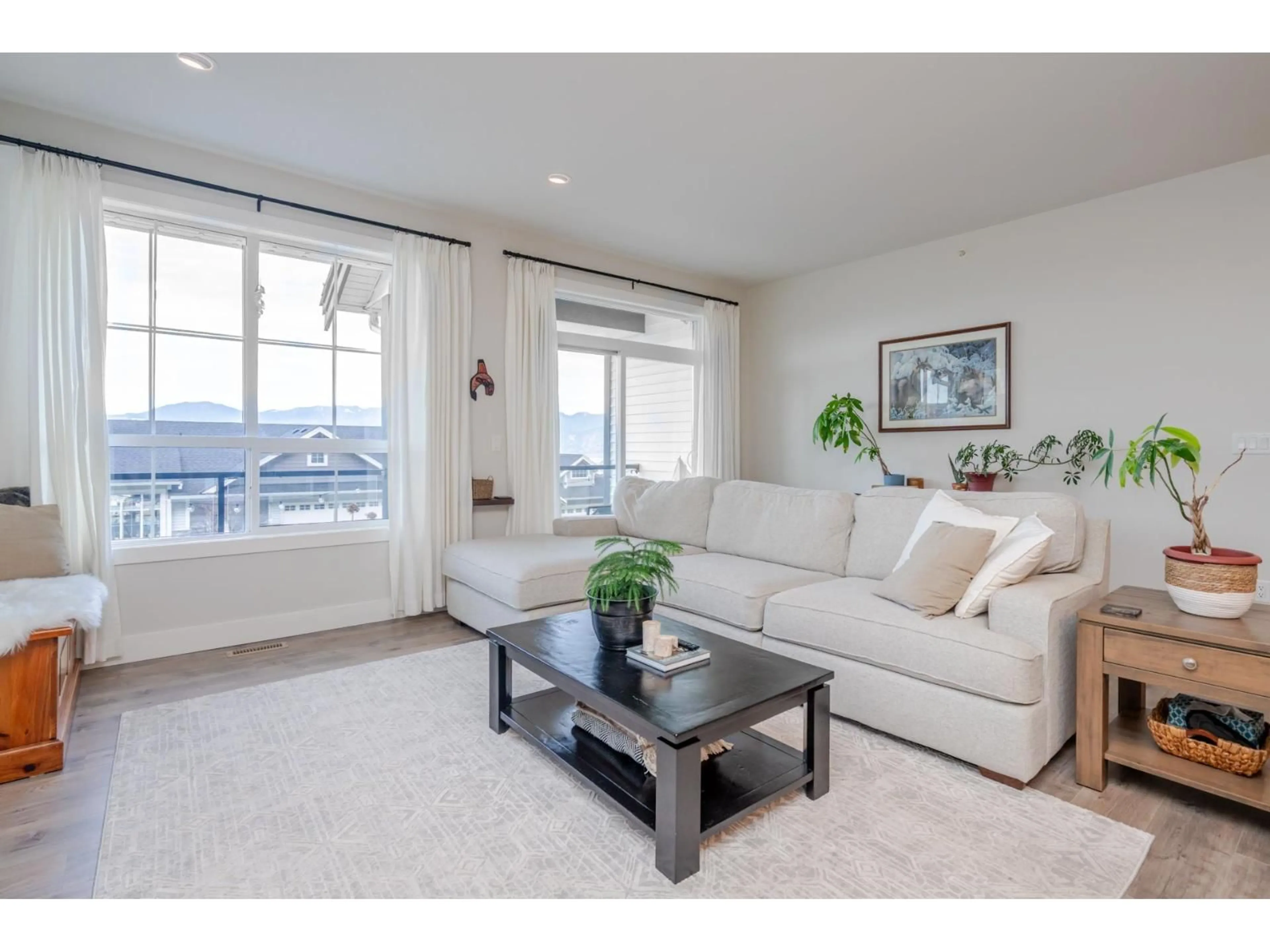 Living room with furniture, unknown for 47204 SYLVAN DRIVE, Chilliwack British Columbia V2R0R8