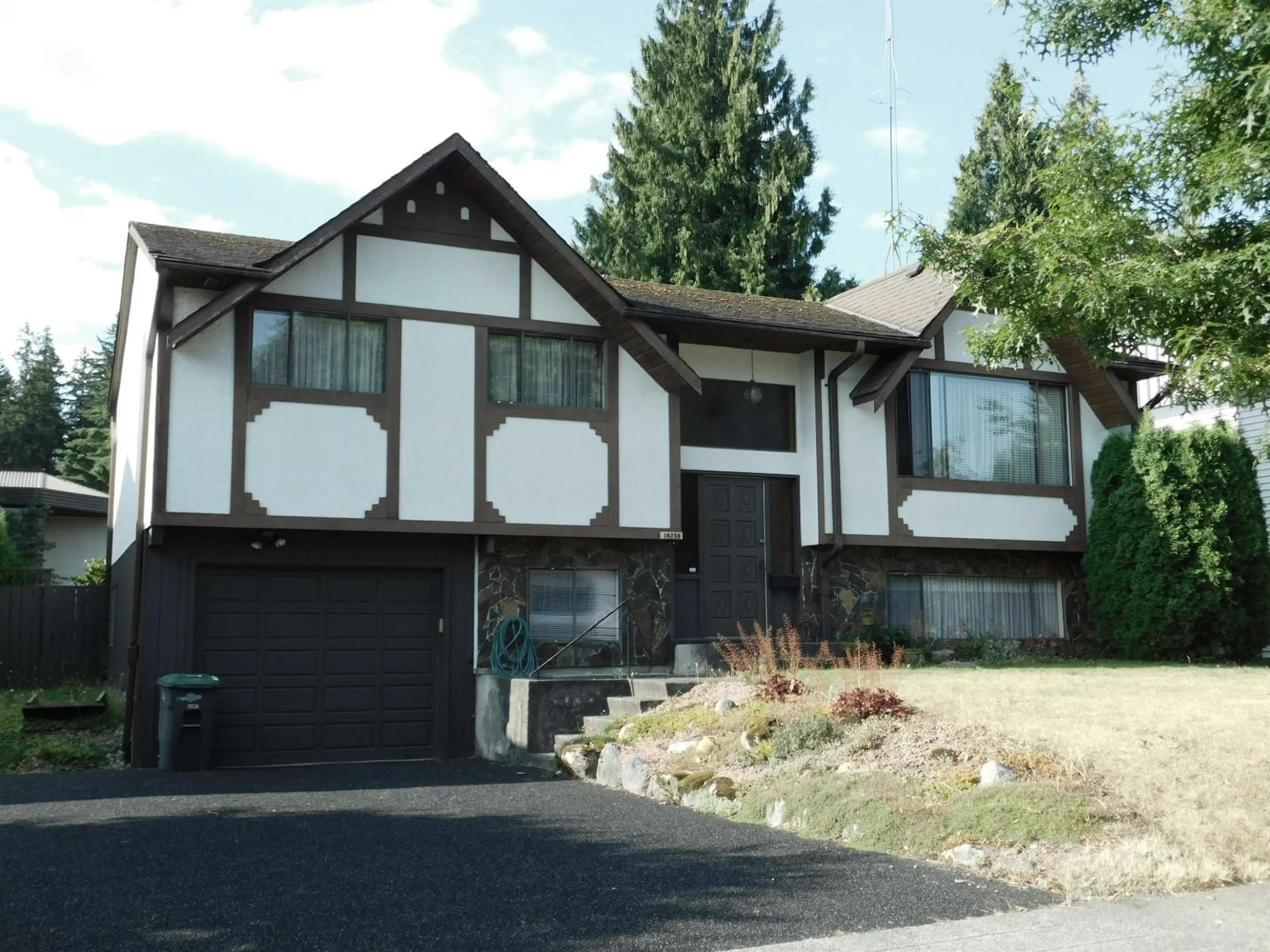 Home with vinyl exterior material, street for 14758 HALSTEAD PLACE, Surrey British Columbia V3R6S5