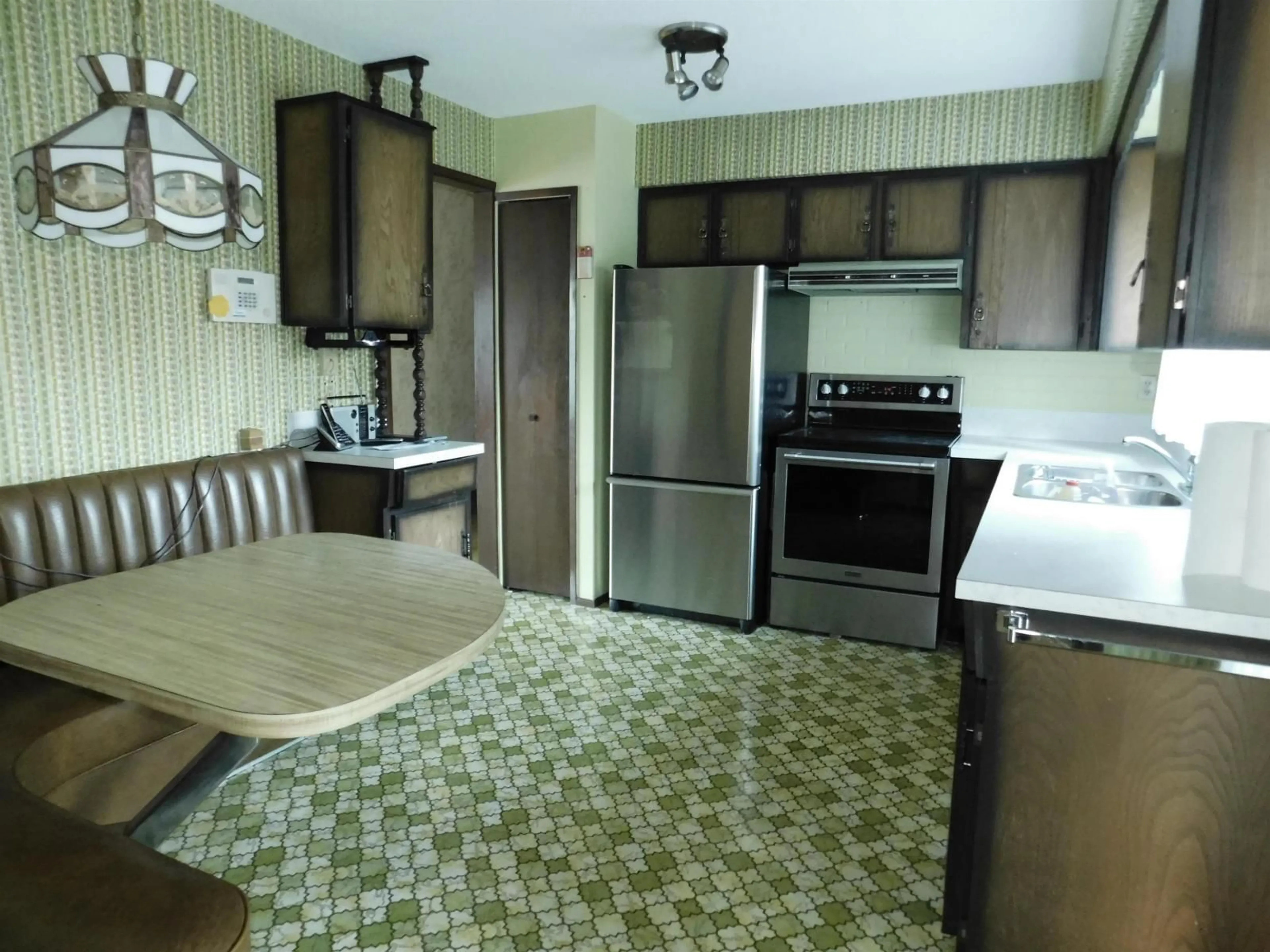 Standard kitchen, ceramic/tile floor for 14758 HALSTEAD PLACE, Surrey British Columbia V3R6S5