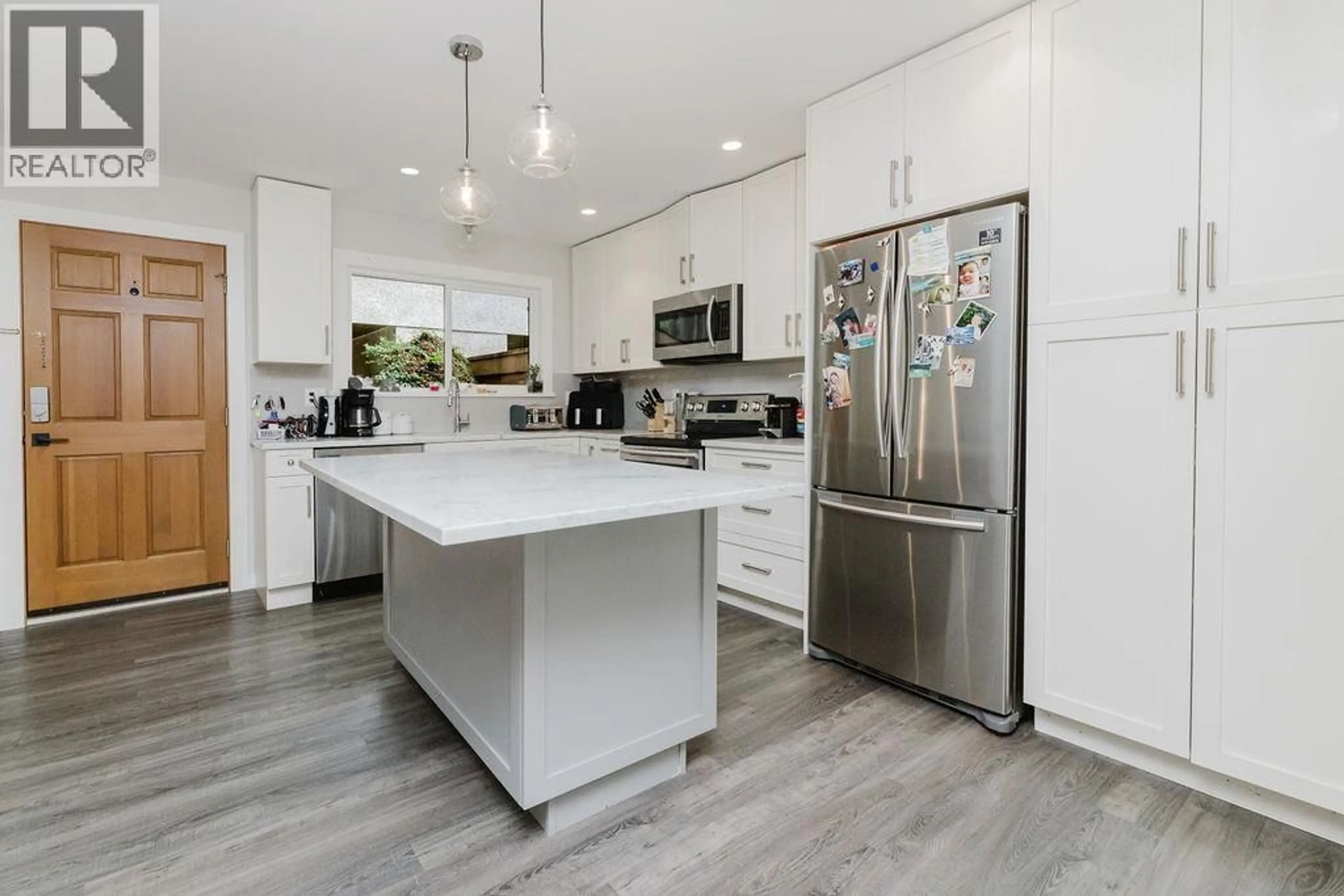 Open concept kitchen, unknown for 841 NORTH ROAD, Gibsons British Columbia V0N1V9