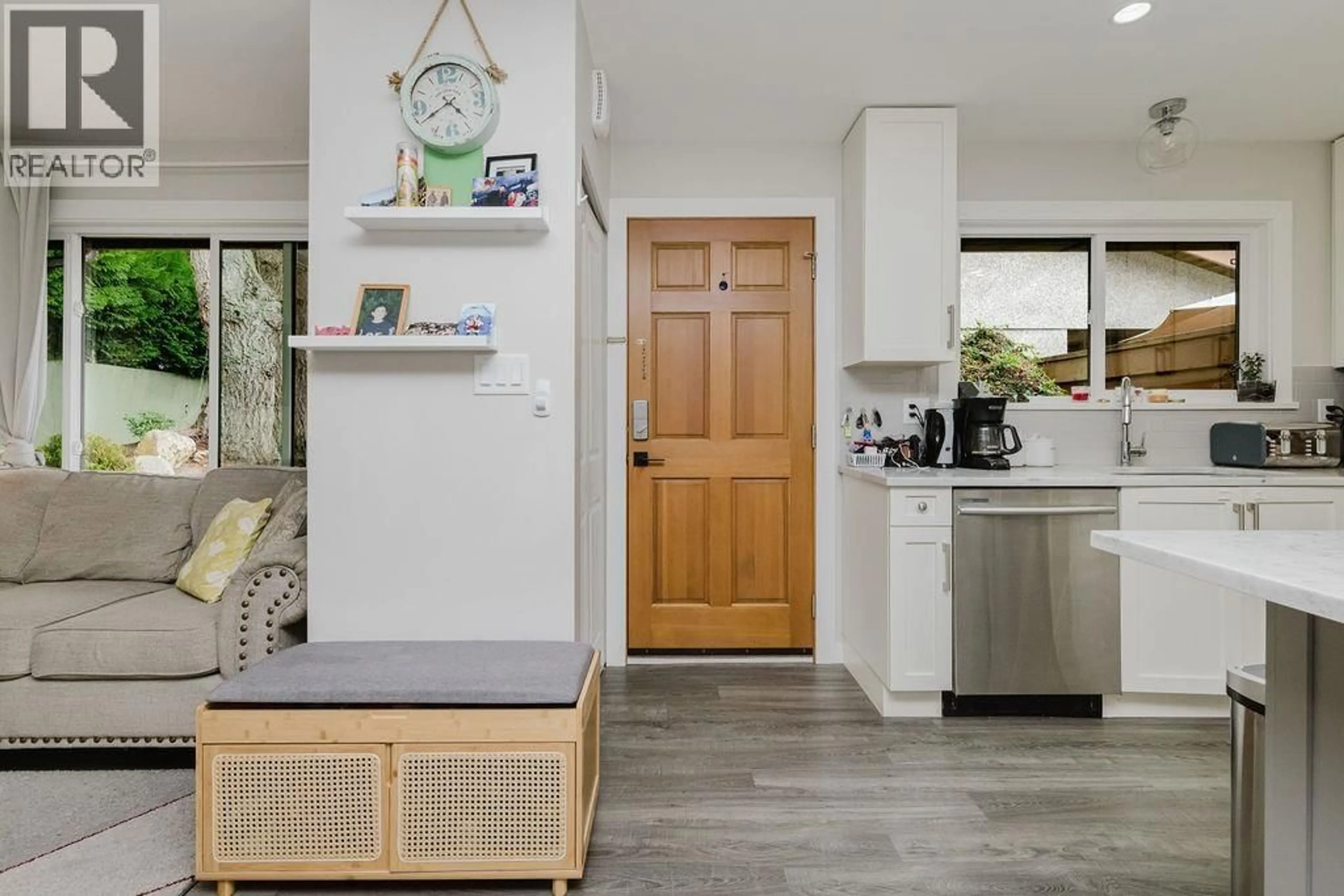 Open concept kitchen, ceramic/tile floor for 841 NORTH ROAD, Gibsons British Columbia V0N1V9