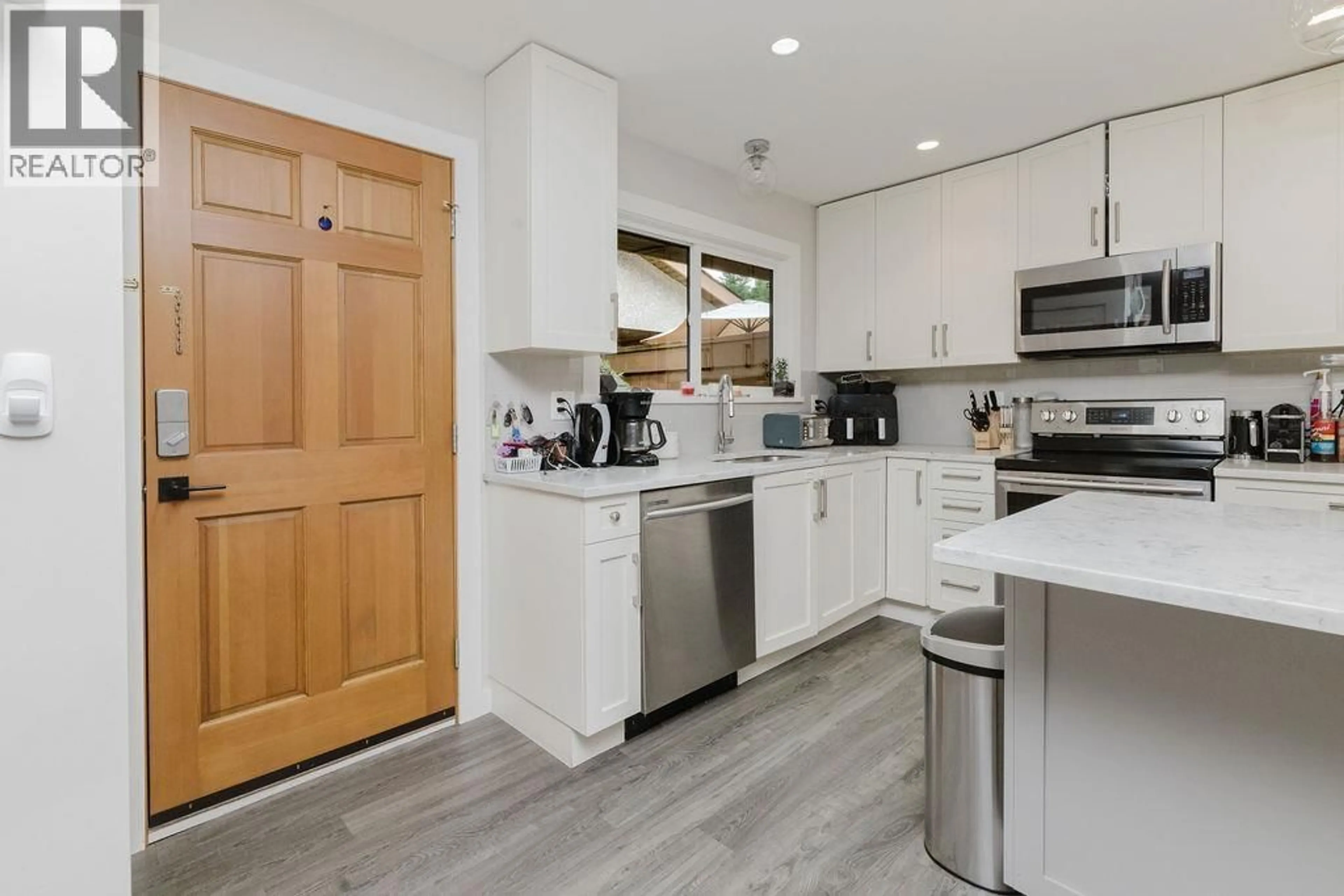 Open concept kitchen, unknown for 841 NORTH ROAD, Gibsons British Columbia V0N1V9