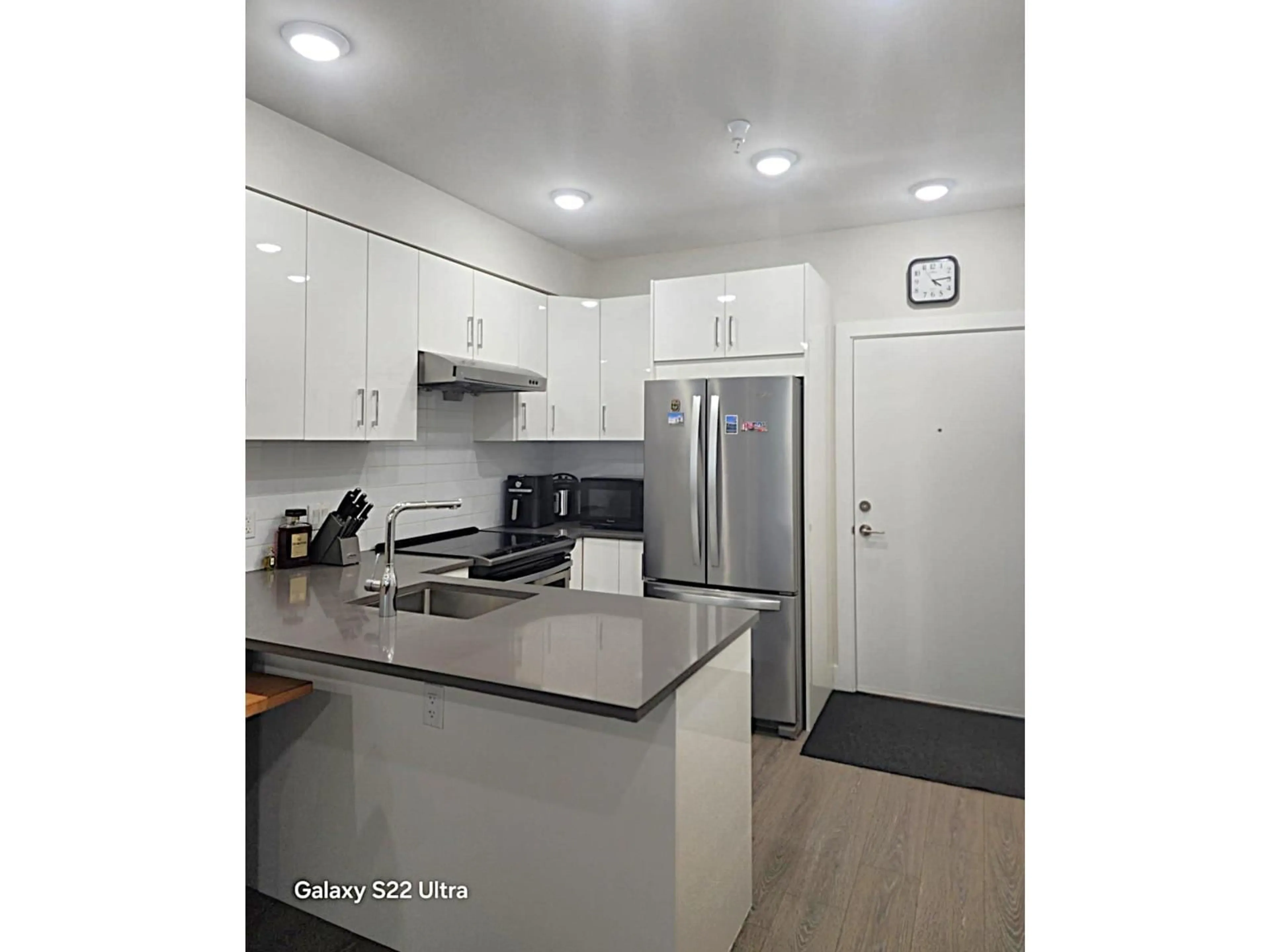 Standard kitchen, wood/laminate floor for 409 - 15351 101 AVENUE, Surrey British Columbia V3R0G2