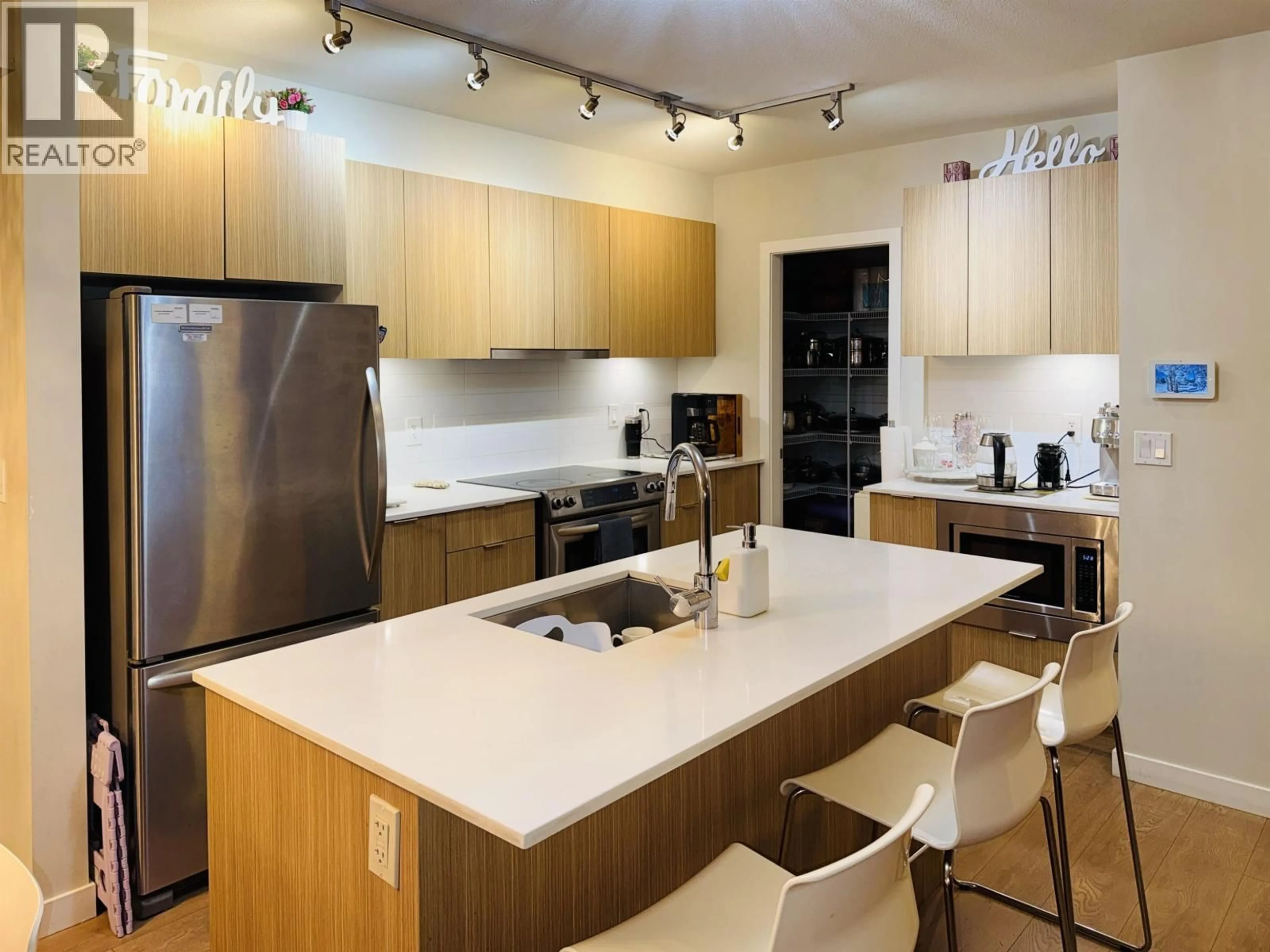 Contemporary kitchen, unknown for 49 - 3728 THURSTON STREET, Burnaby British Columbia V5H0E6