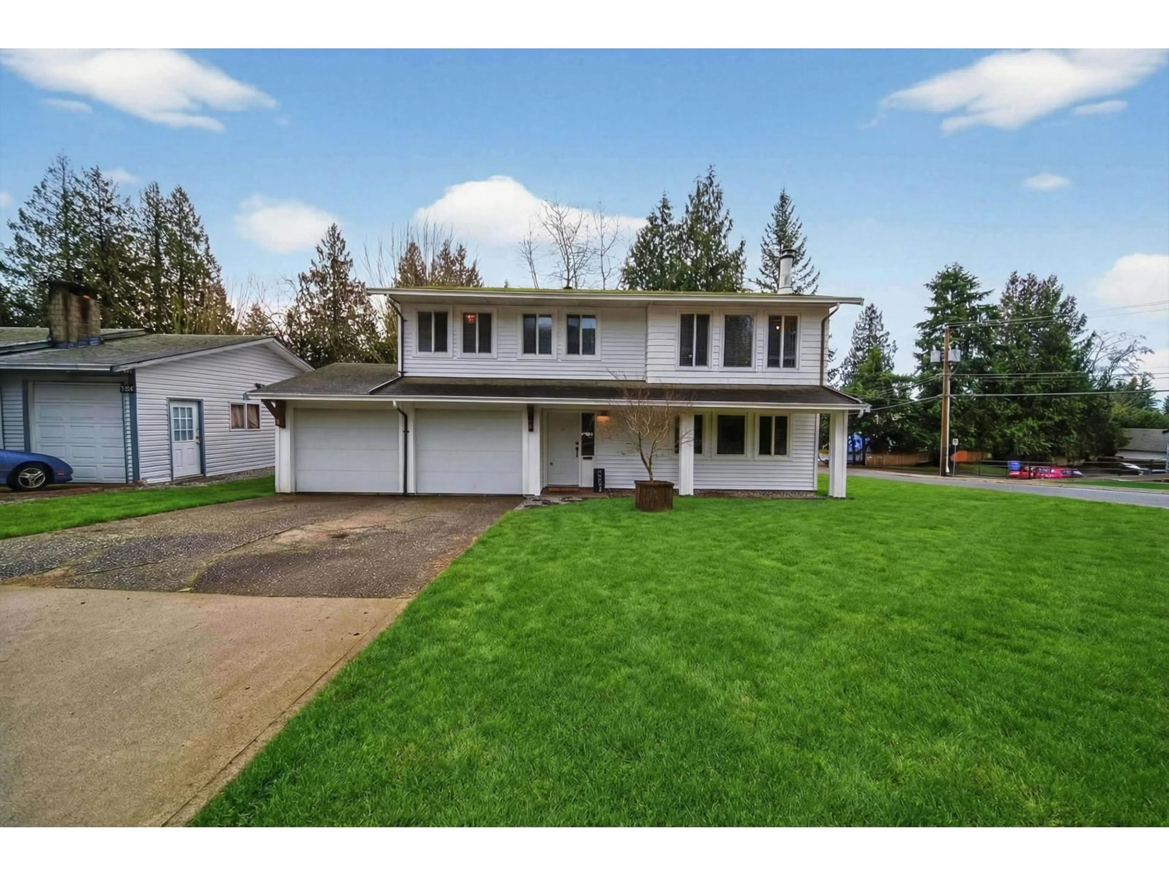 A pic from outside/outdoor area/front of a property/back of a property/a pic from drone, street for 32534 14 AVENUE, Mission British Columbia V2V2N9