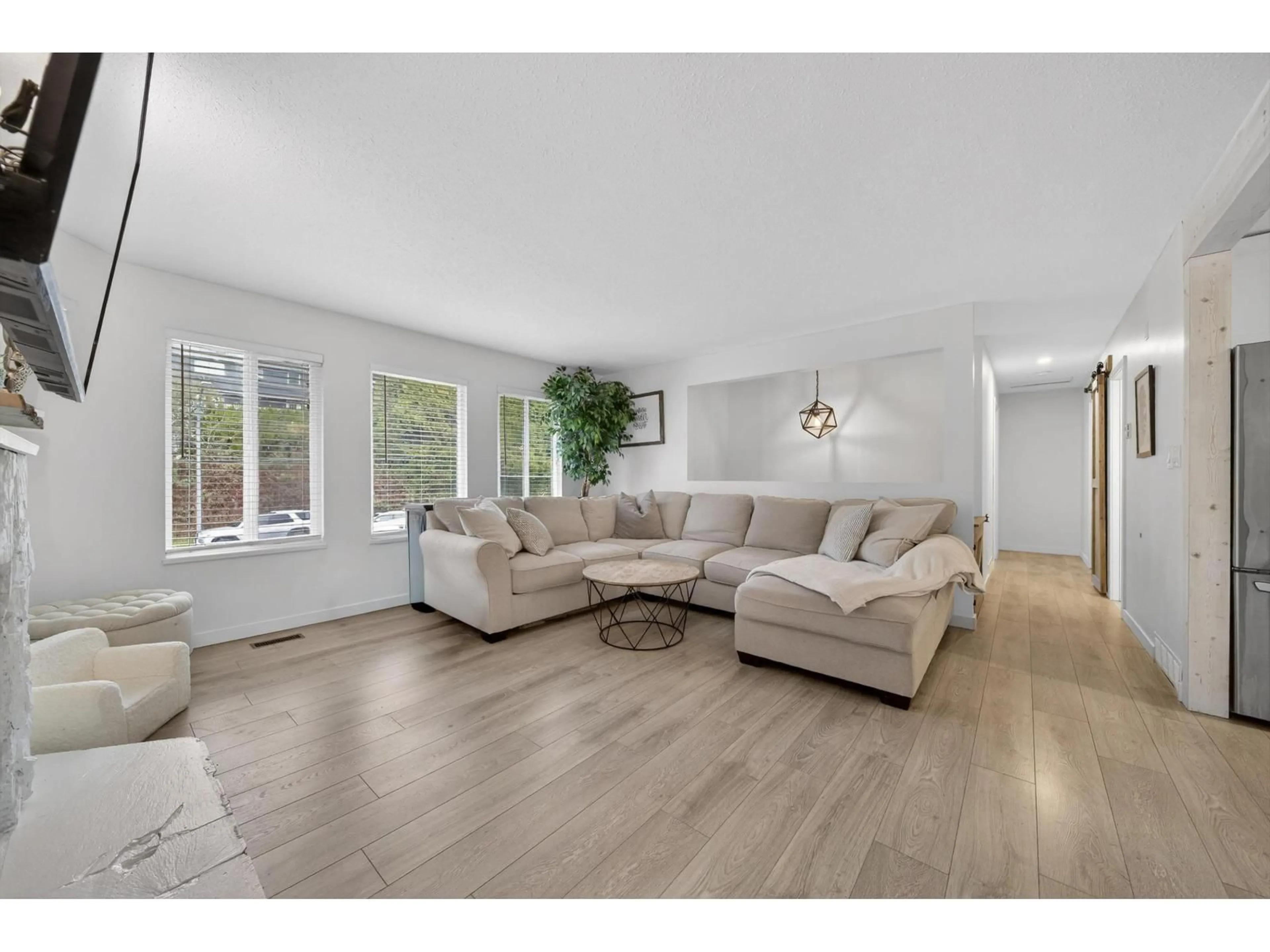 Living room with furniture, wood/laminate floor for 32534 14 AVENUE, Mission British Columbia V2V2N9