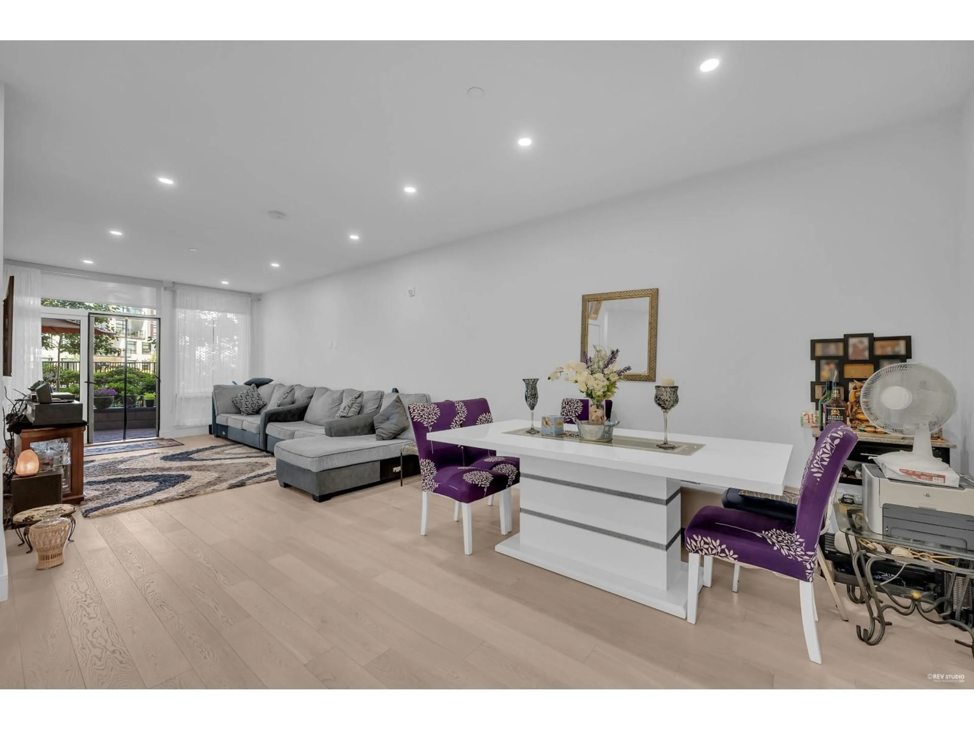 Living room with furniture, wood/laminate floor for 101 - 20416 PARK AVENUE, Langley British Columbia V3A0N2