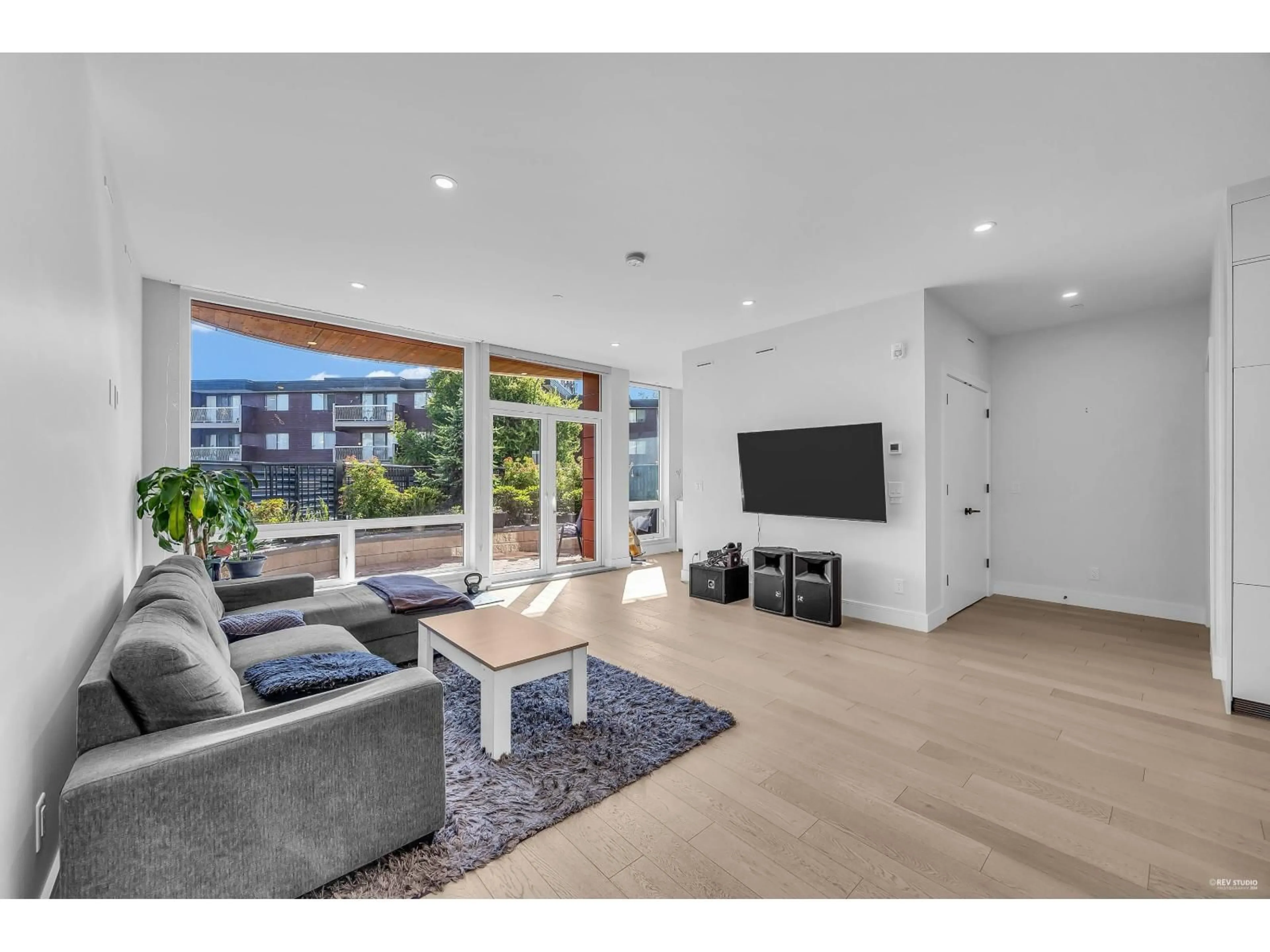 Living room with furniture, wood/laminate floor for 105 - 20416 PARK AVENUE, Langley British Columbia V3A0N2