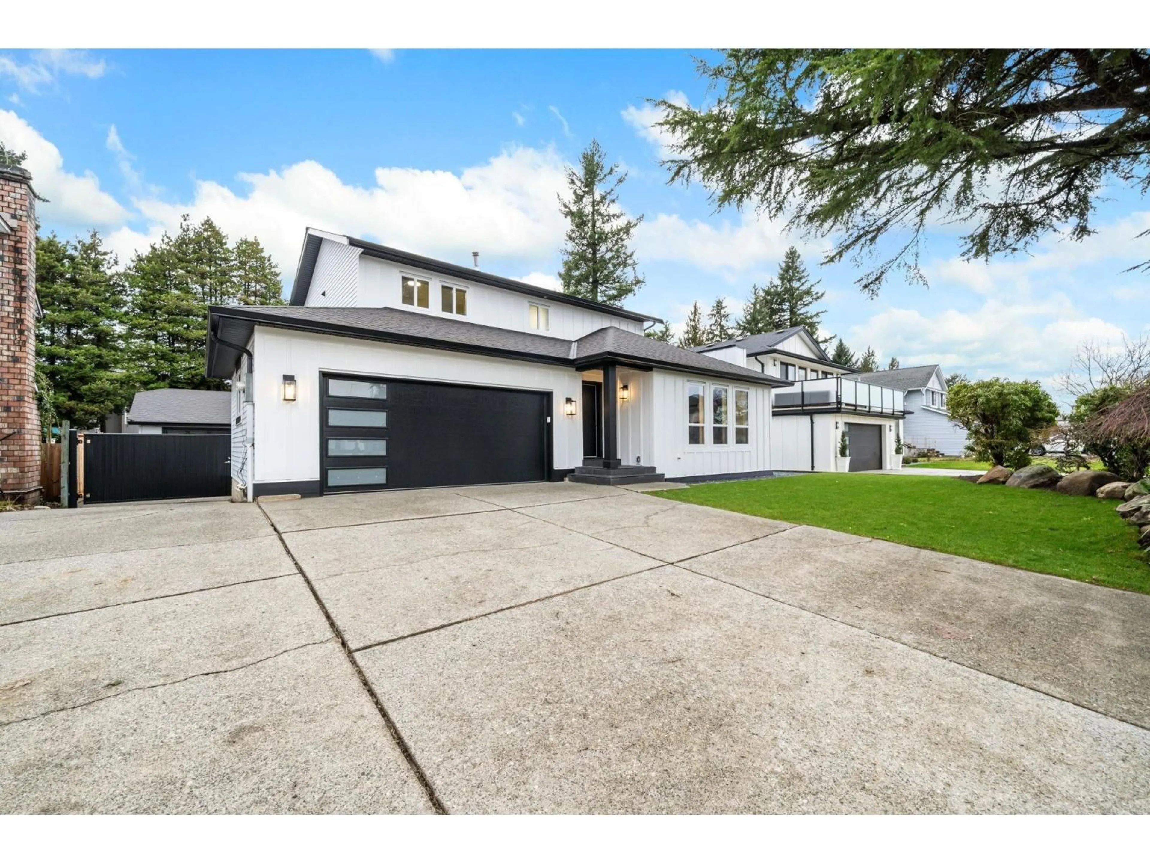 Home with vinyl exterior material, street for 2451 GROSVENOR PLACE, Abbotsford British Columbia V2S6R5