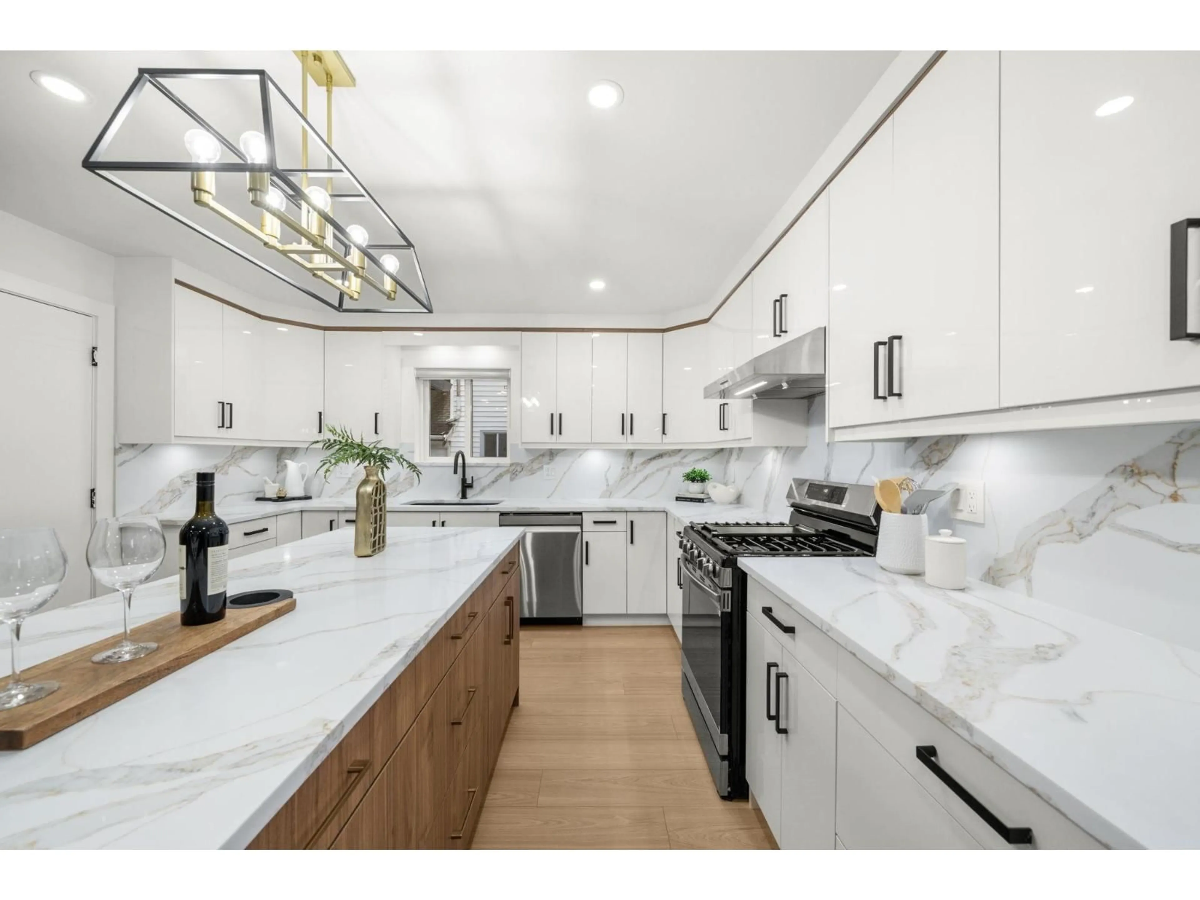 Open concept kitchen, ceramic/tile floor for 2451 GROSVENOR PLACE, Abbotsford British Columbia V2S6R5