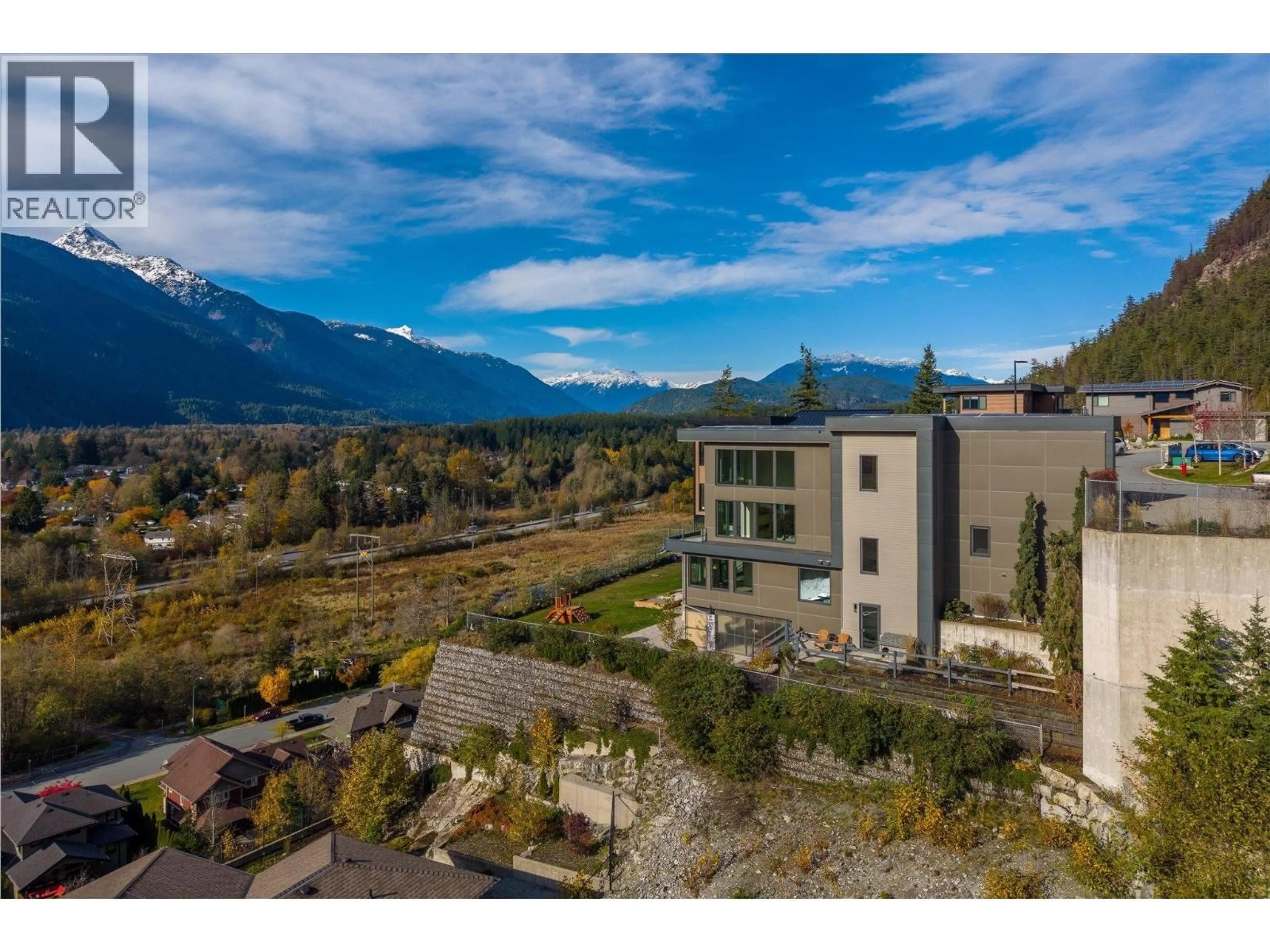 A pic from outside/outdoor area/front of a property/back of a property/a pic from drone, mountain view for 41337 HORIZON DRIVE, Squamish British Columbia V8B0Y7