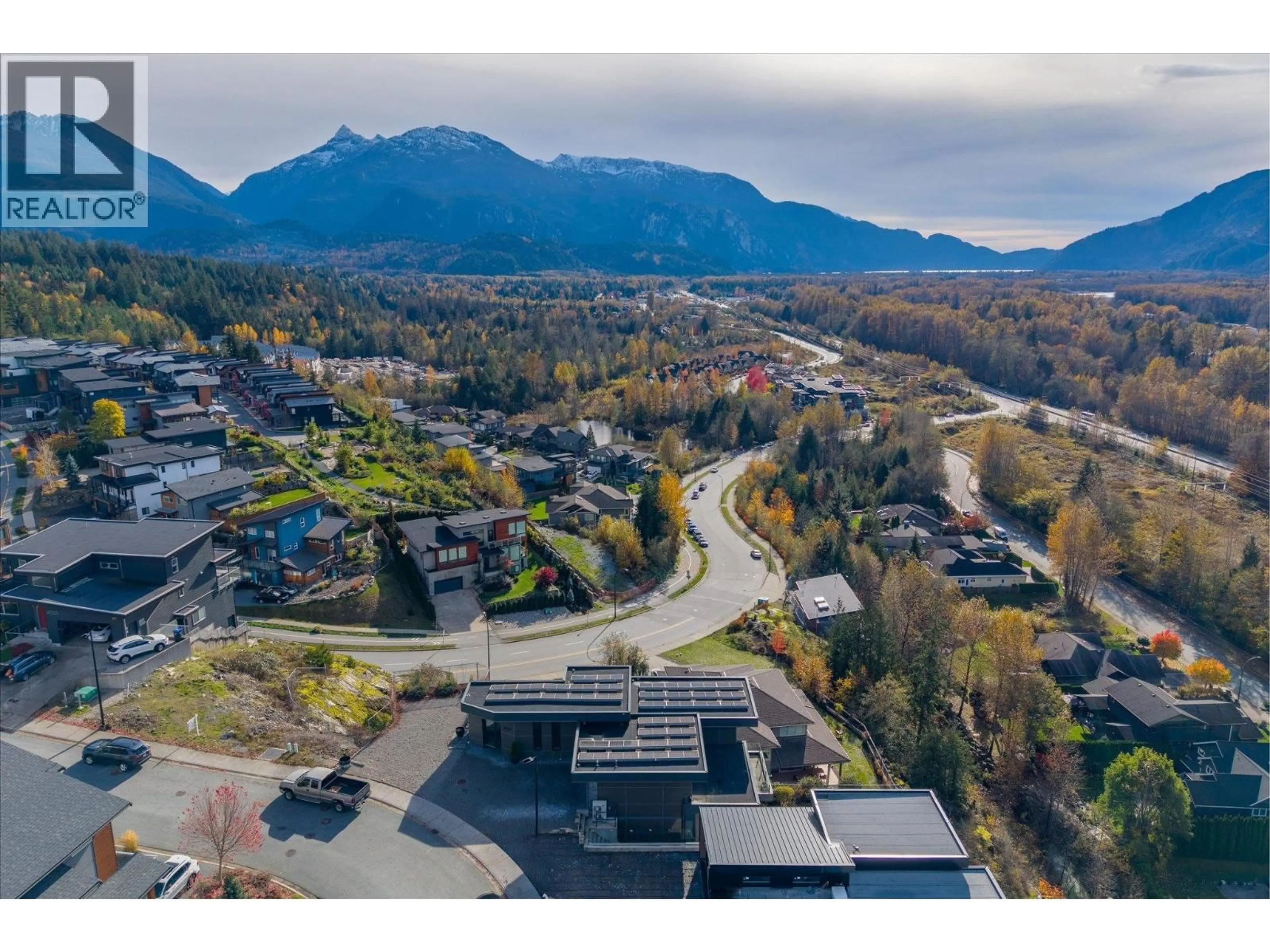 A pic from outside/outdoor area/front of a property/back of a property/a pic from drone, mountain view for 41337 HORIZON DRIVE, Squamish British Columbia V8B0Y7