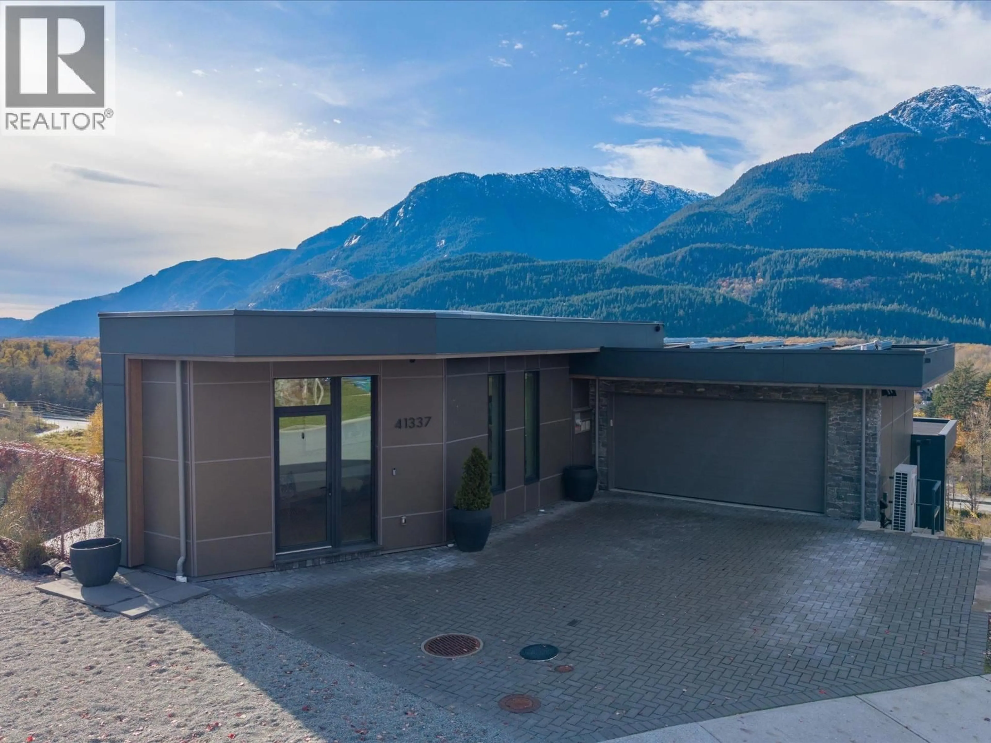 A pic from outside/outdoor area/front of a property/back of a property/a pic from drone, mountain view for 41337 HORIZON DRIVE, Squamish British Columbia V8B0Y7