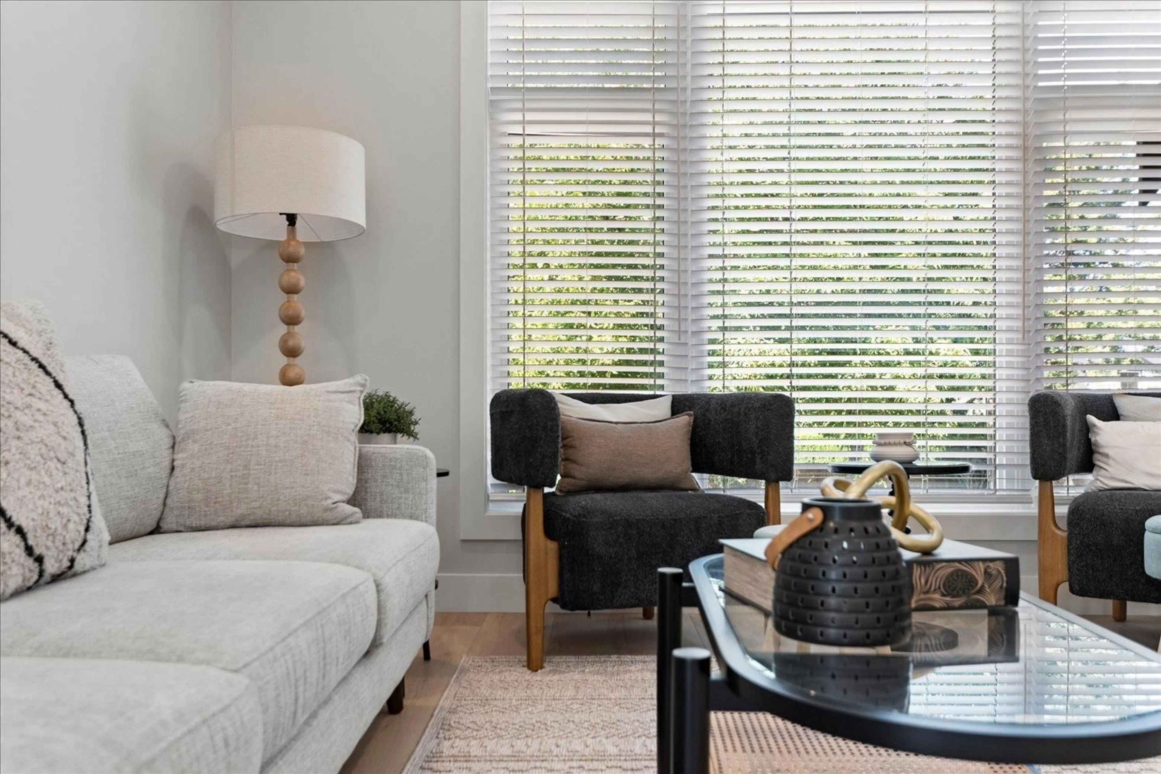 Living room with furniture, wood/laminate floor for 5 - 46106 RIVERSIDE DRIVE, Chilliwack British Columbia V2P3K9