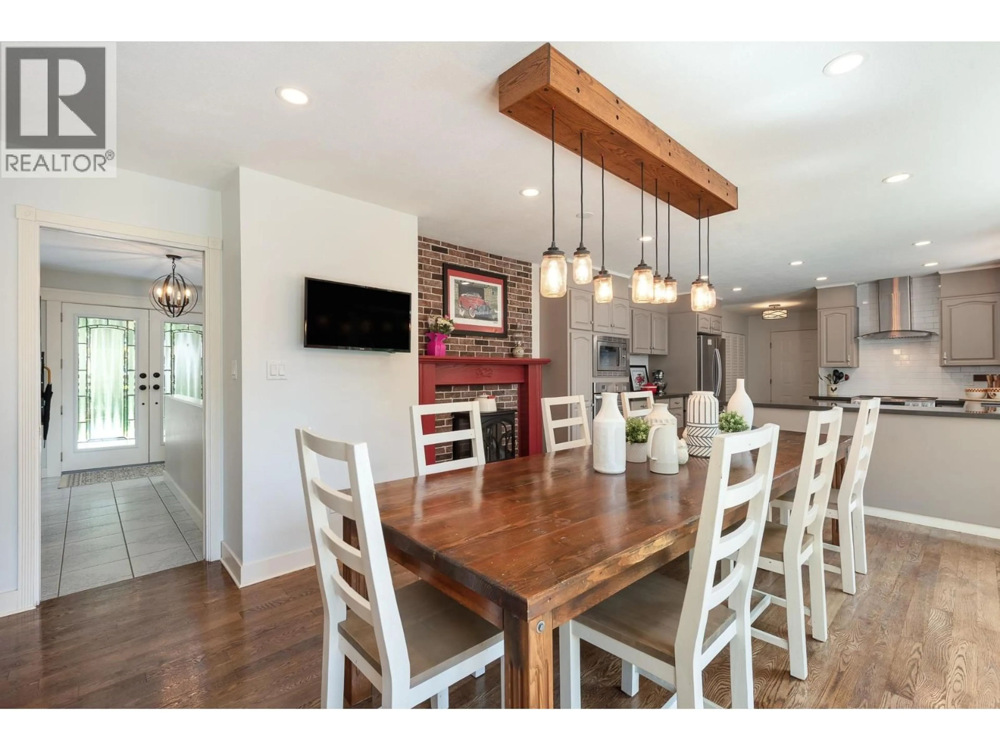 Open concept kitchen, wood/laminate floor for 27454 110 AVENUE, Maple Ridge British Columbia V2W1P5