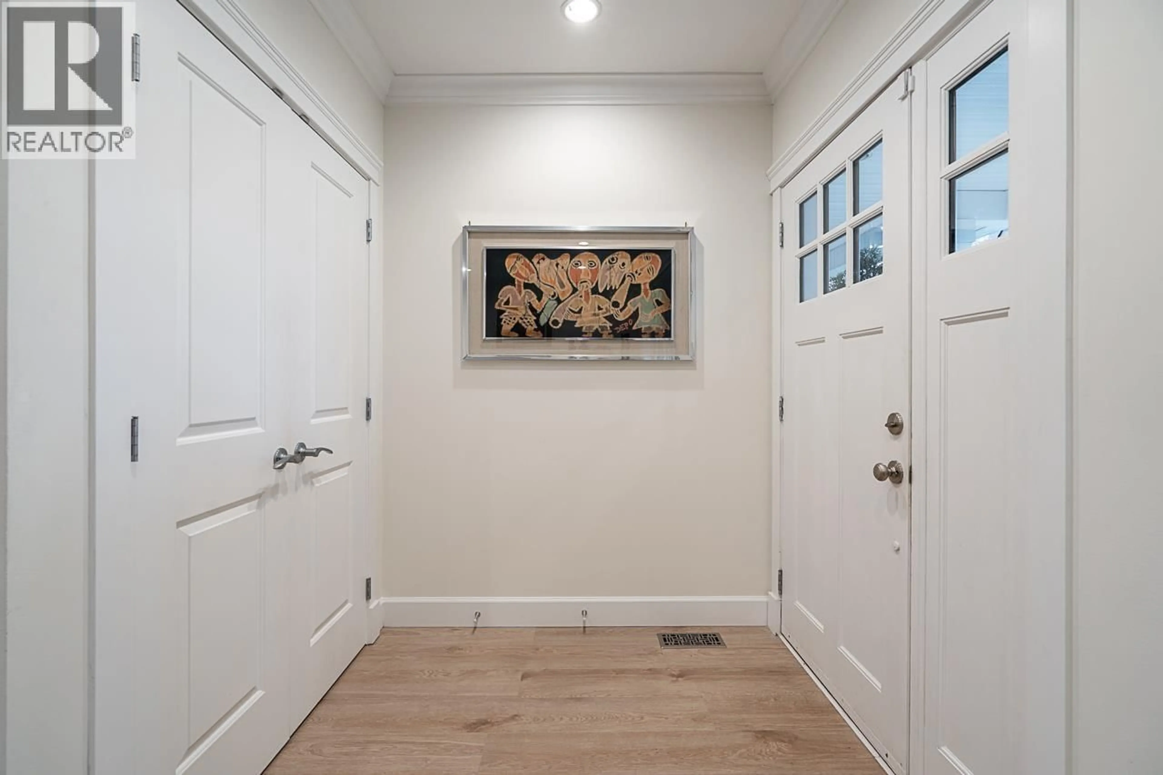 Indoor entryway for 359 13TH STREET, North Vancouver British Columbia V7L2L8