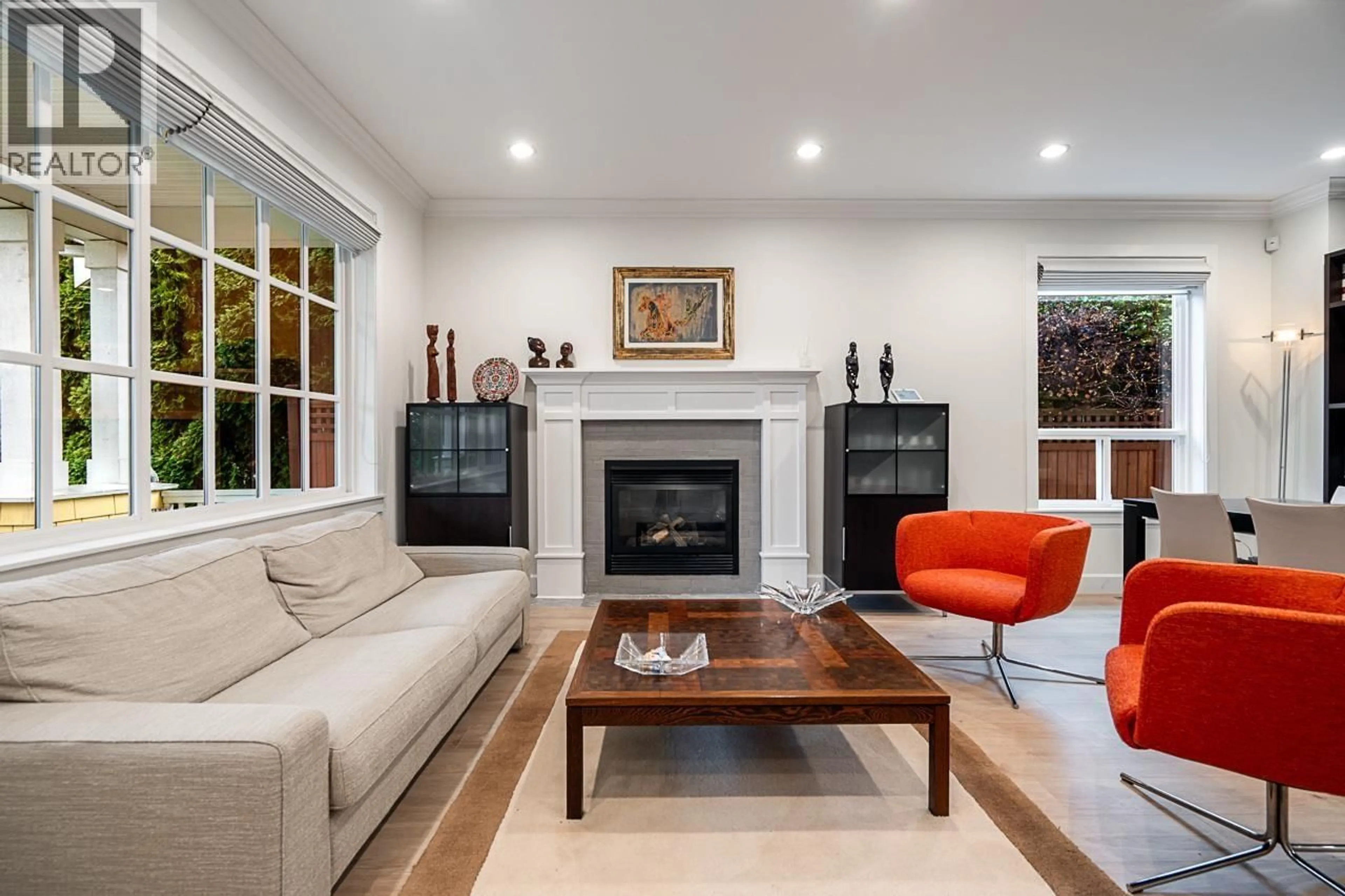 Living room with furniture, unknown for 359 13TH STREET, North Vancouver British Columbia V7L2L8