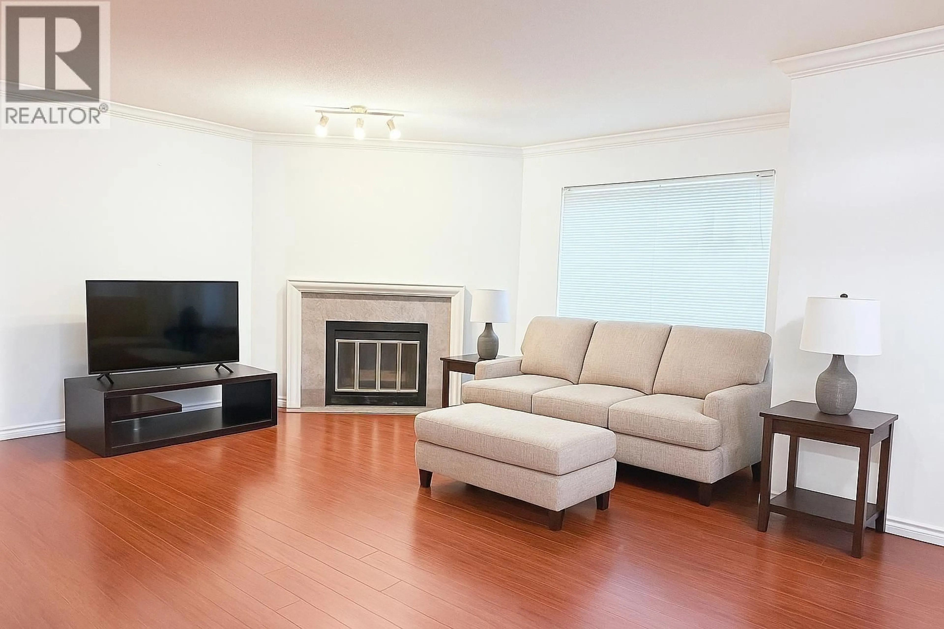 Living room with furniture, wood/laminate floor for 5 - 7171 BLUNDELL ROAD, Richmond British Columbia V6Y1J5
