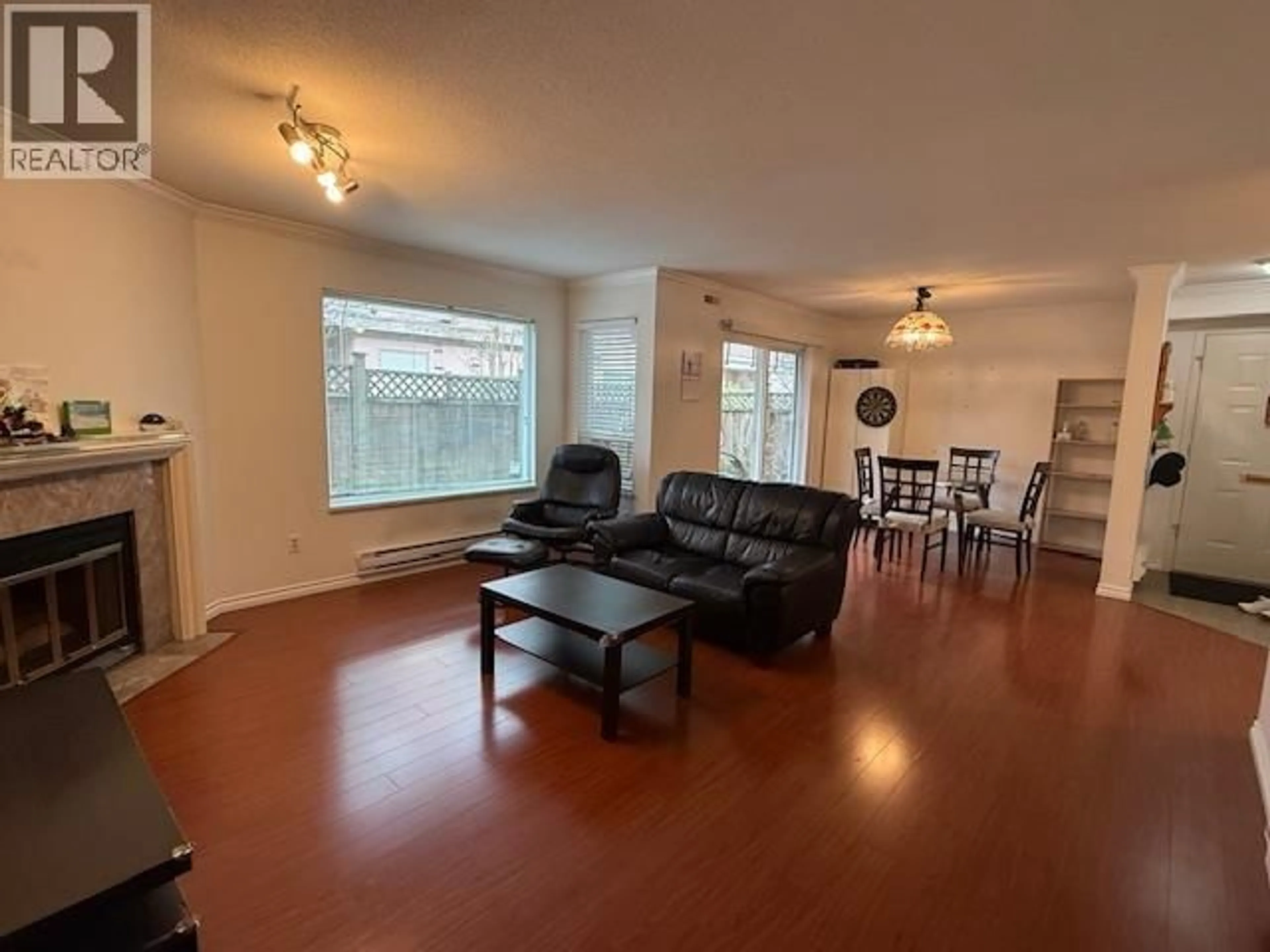 Living room with furniture, wood/laminate floor for 5 - 7171 BLUNDELL ROAD, Richmond British Columbia V6Y1J5